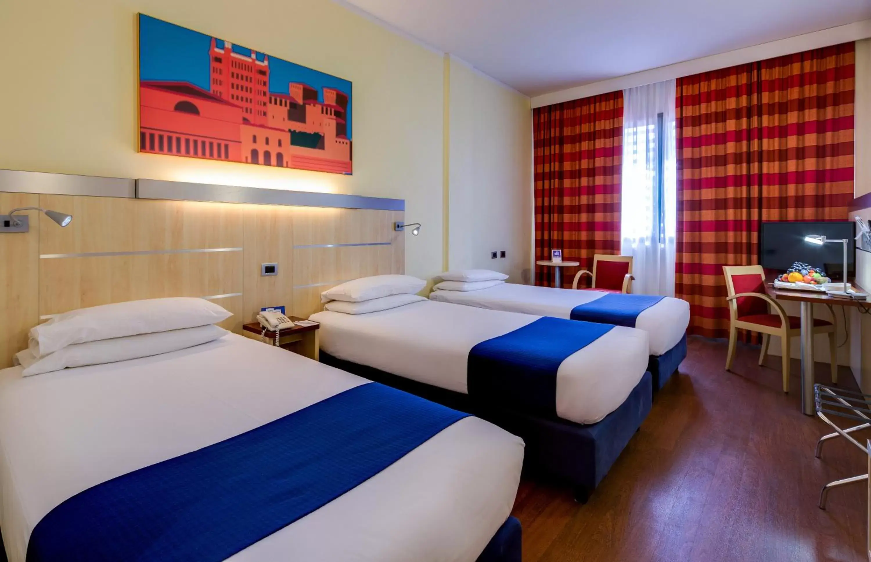 TV and multimedia, Bed in Holiday Inn Express Parma, an IHG Hotel