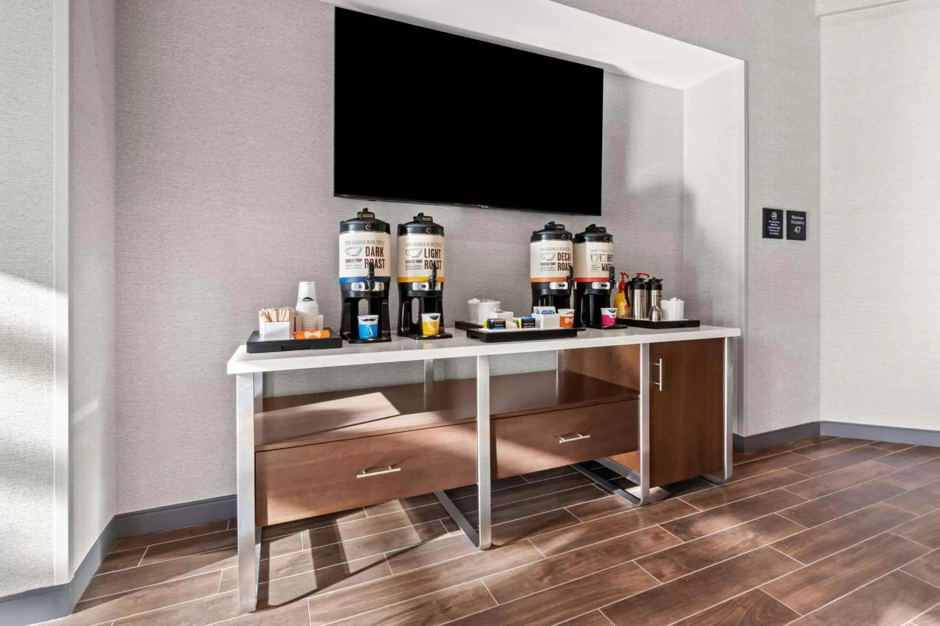 Dining area, TV/Entertainment Center in Hampton Inn & Suites Tigard