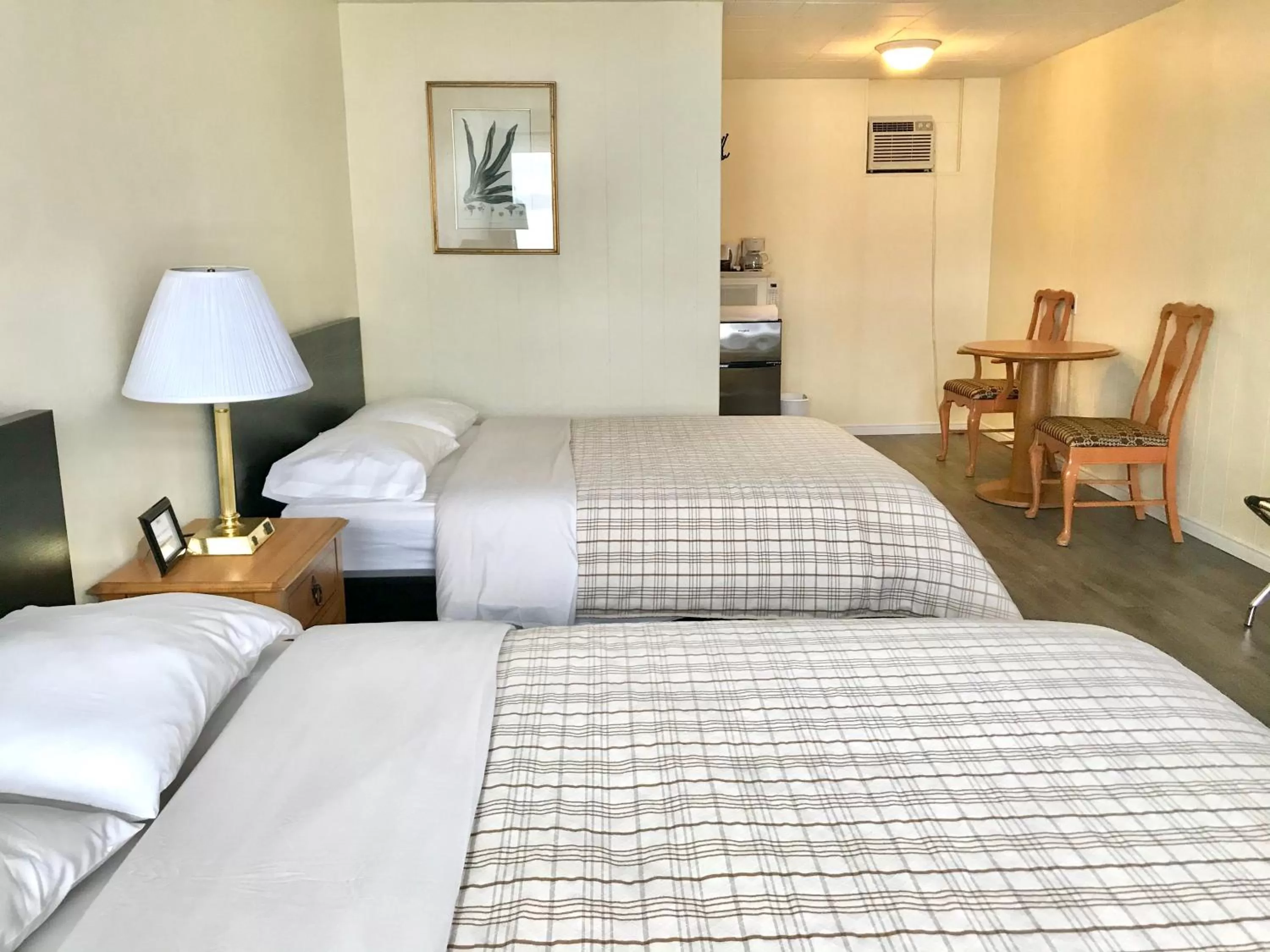 Photo of the whole room in Lakeside Inn