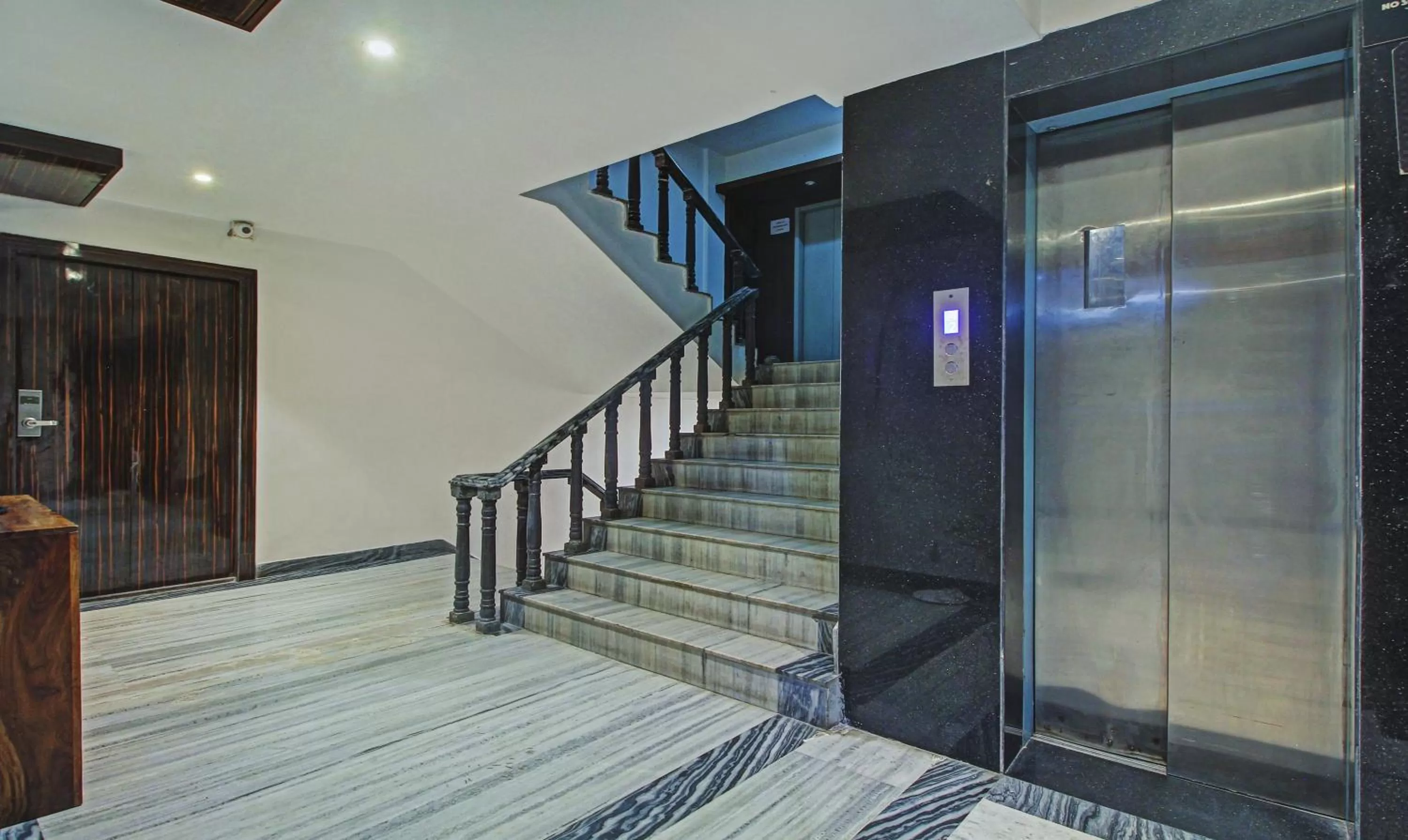 elevator in Treebo Tryst Dee Empresa