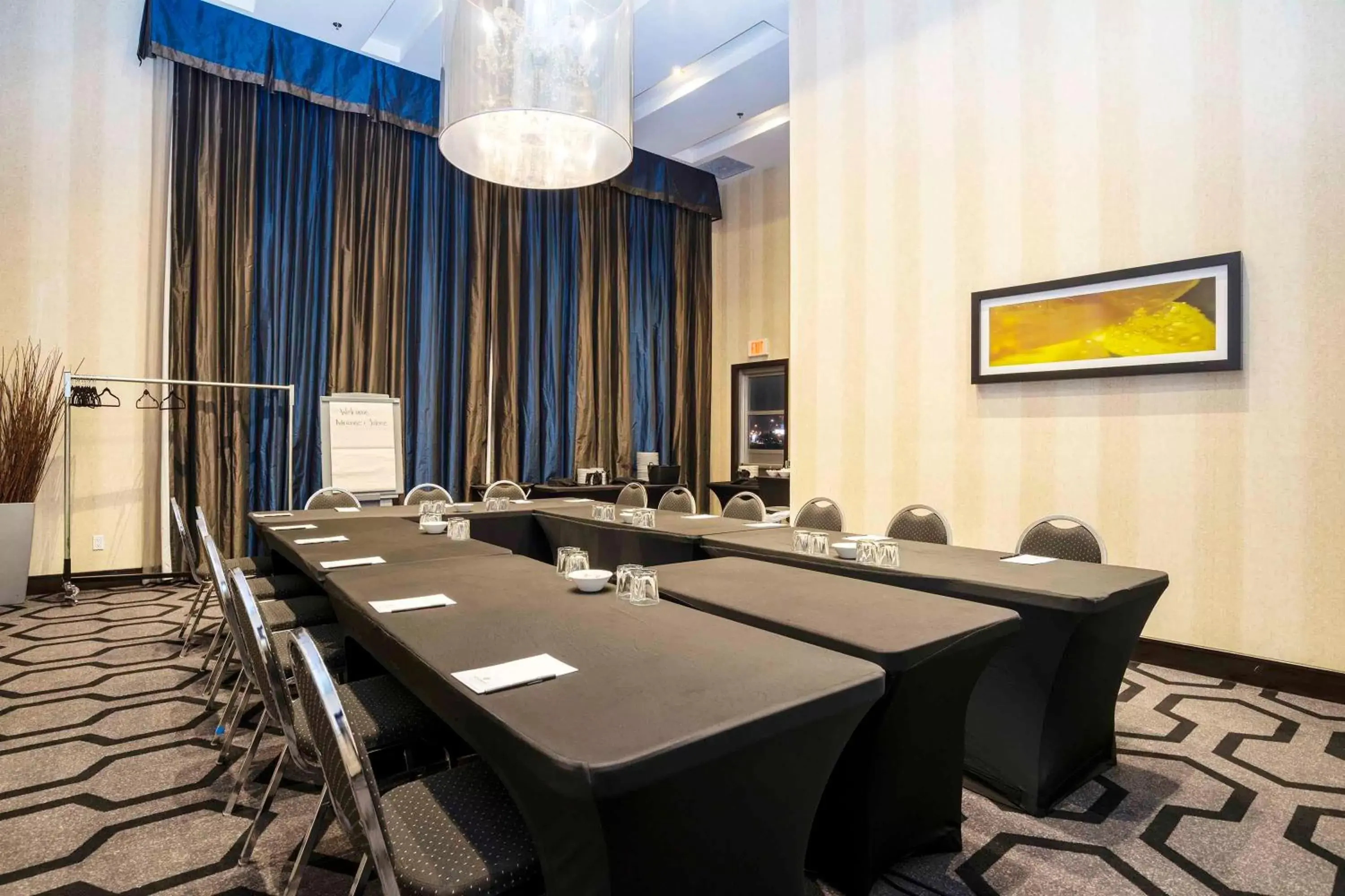 Meeting/conference room in Sandman Signature Toronto Airport Hotel