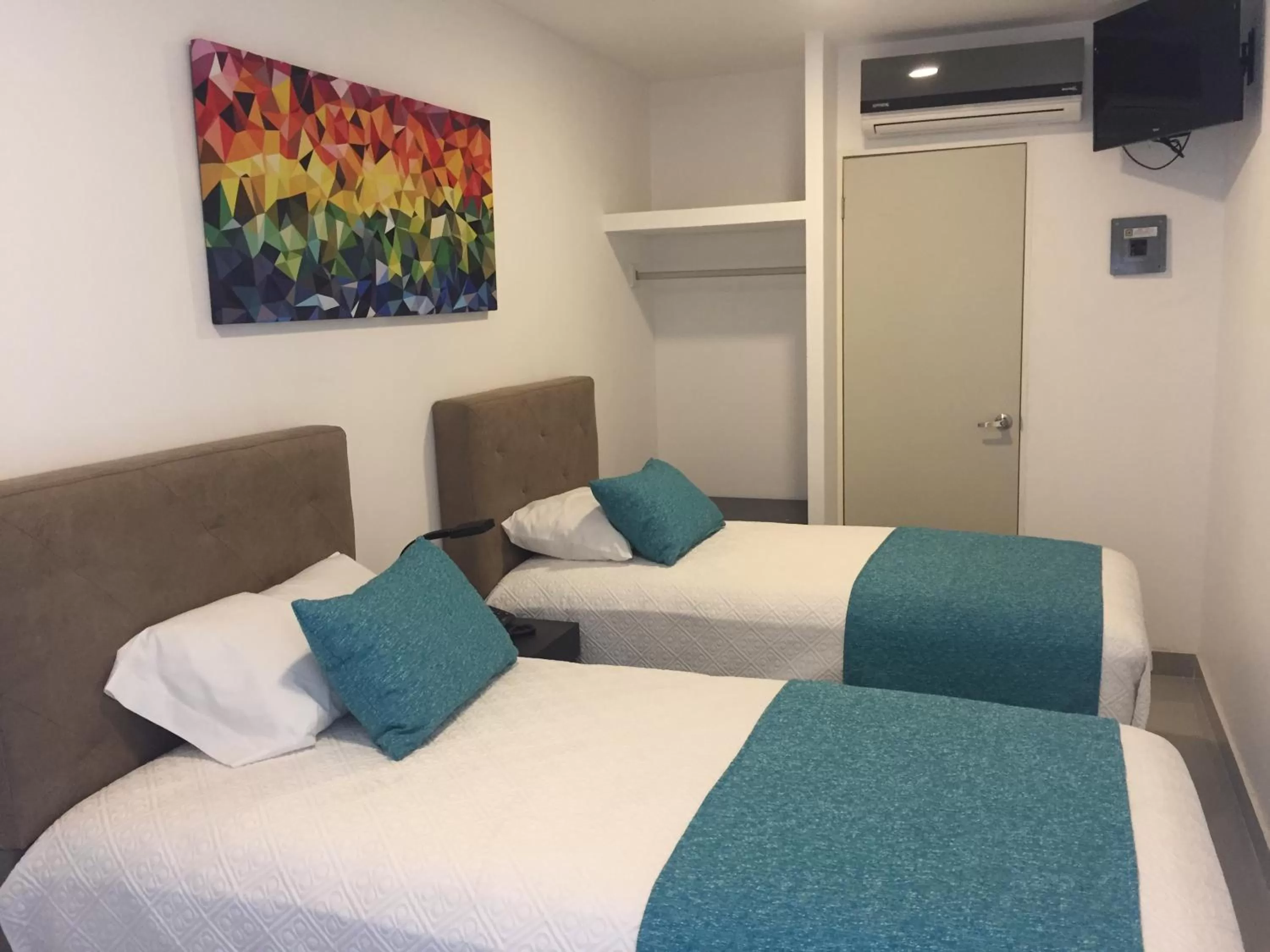 Bathroom, Bed in Container Inn Hotel Aeropuerto