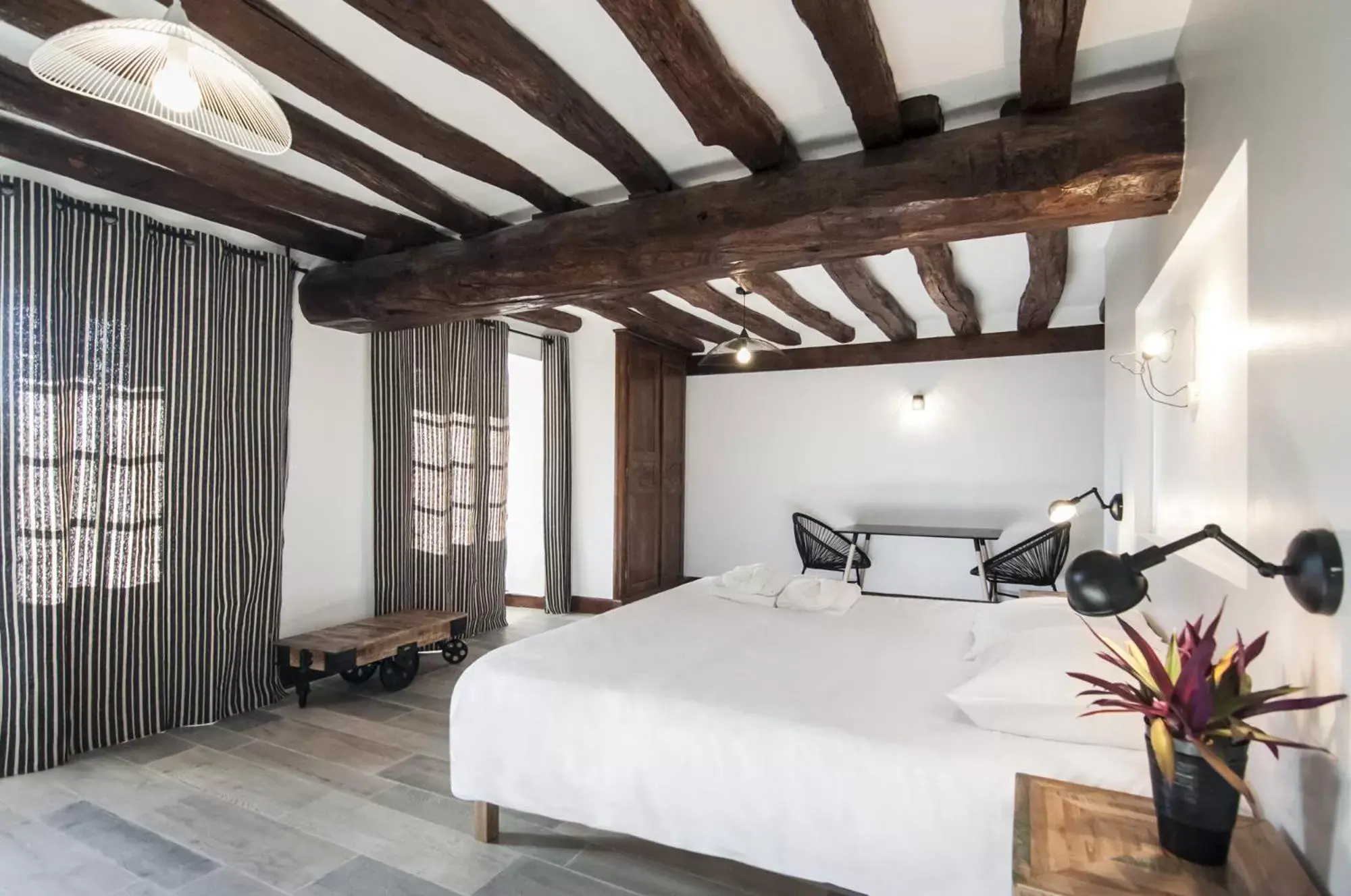 Photo of the whole room, Bed in Jardin des Sens, la Rente d'Eguilly