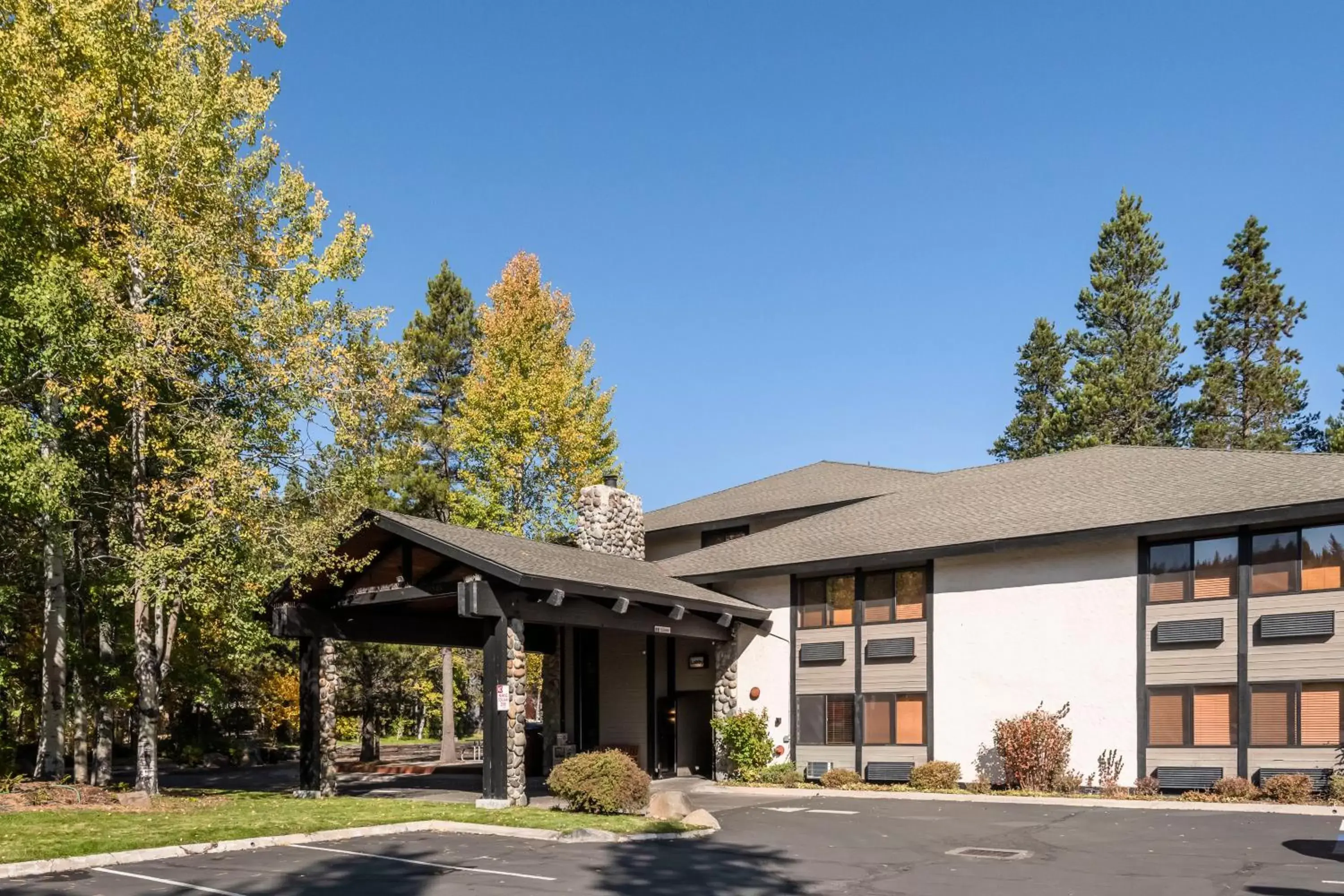 Facade/entrance, Property Building in Inn At Truckee