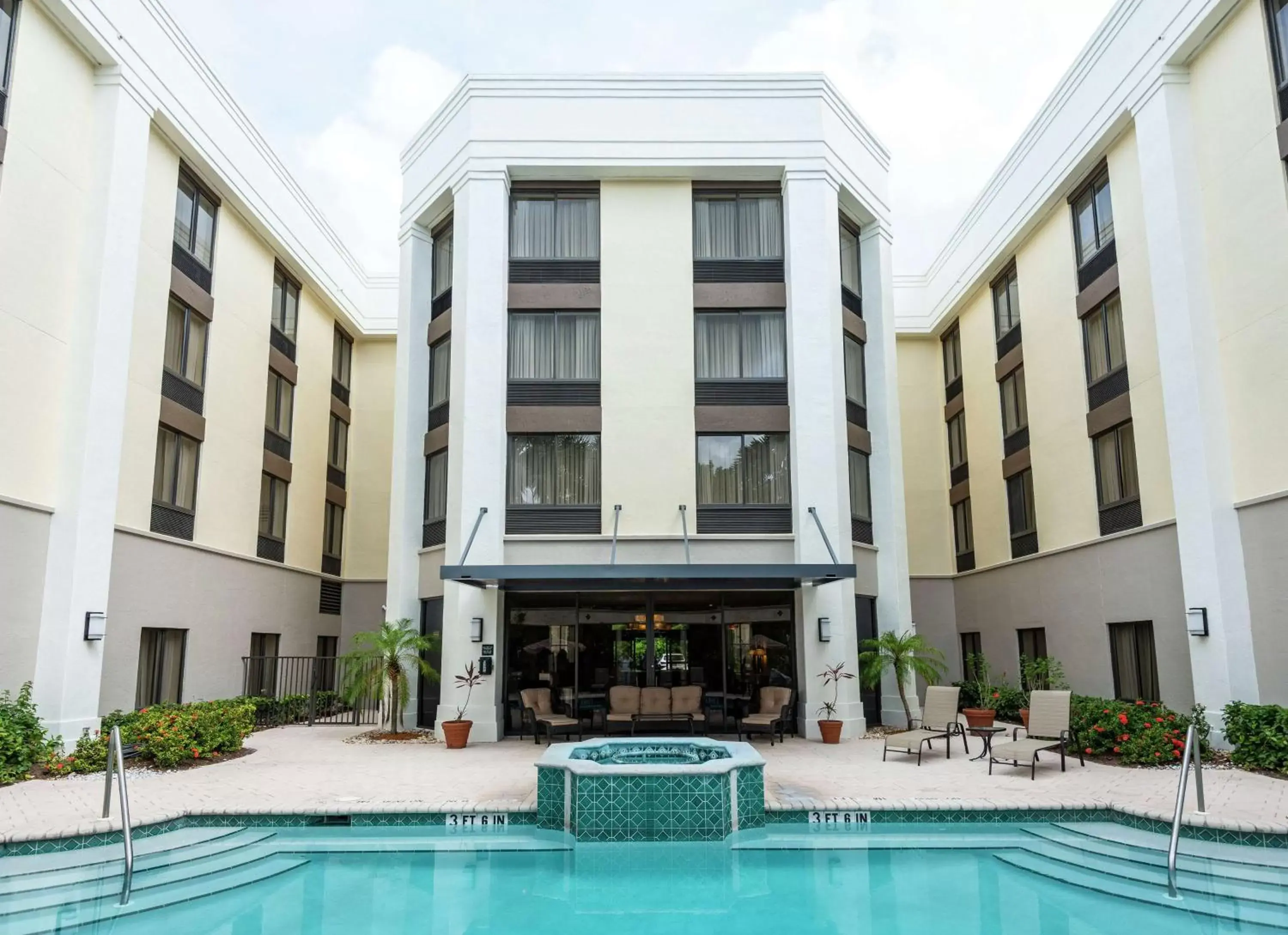 Swimming Pool in Hampton Inn Boca Raton