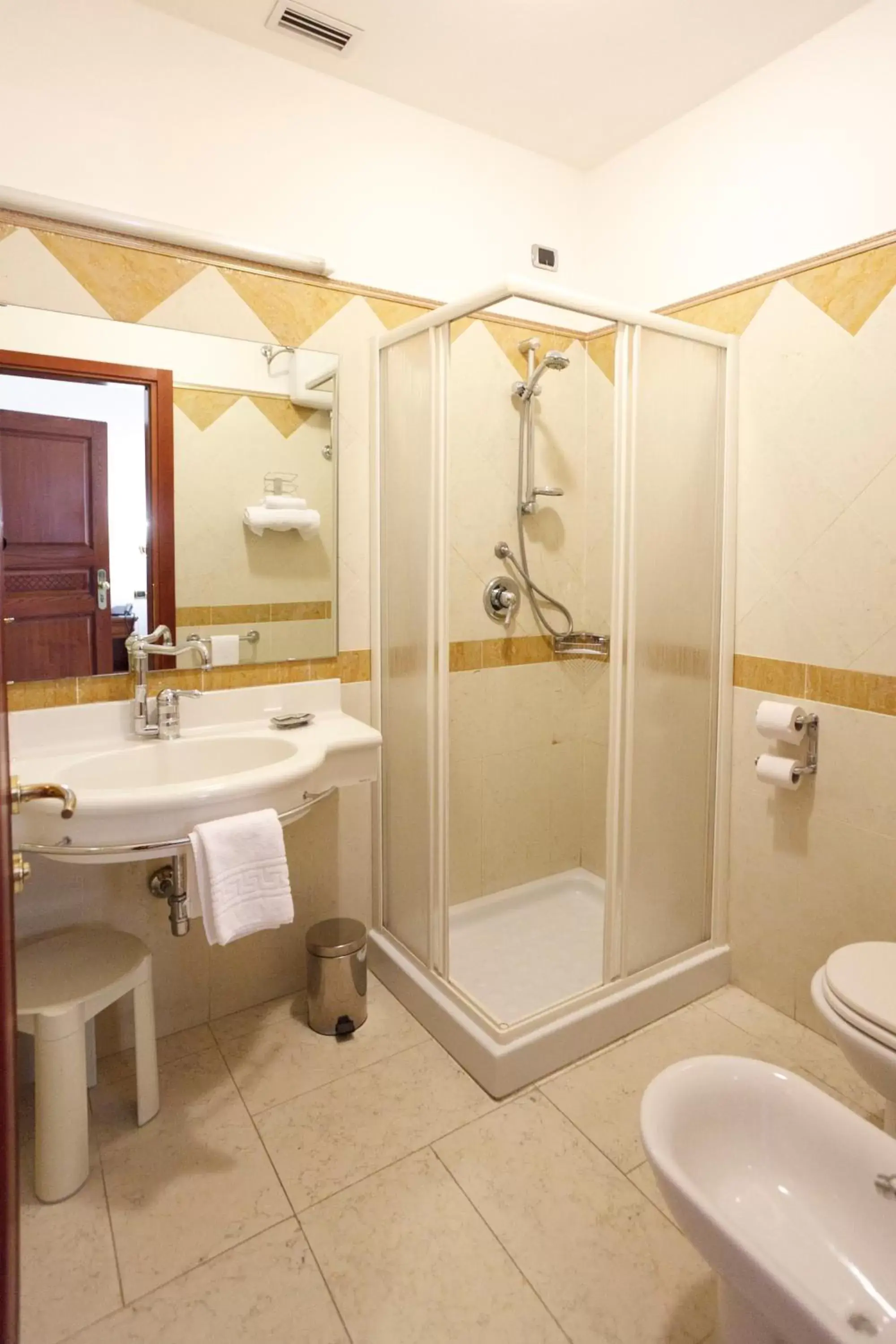 Bathroom in Mariano IV Palace Hotel