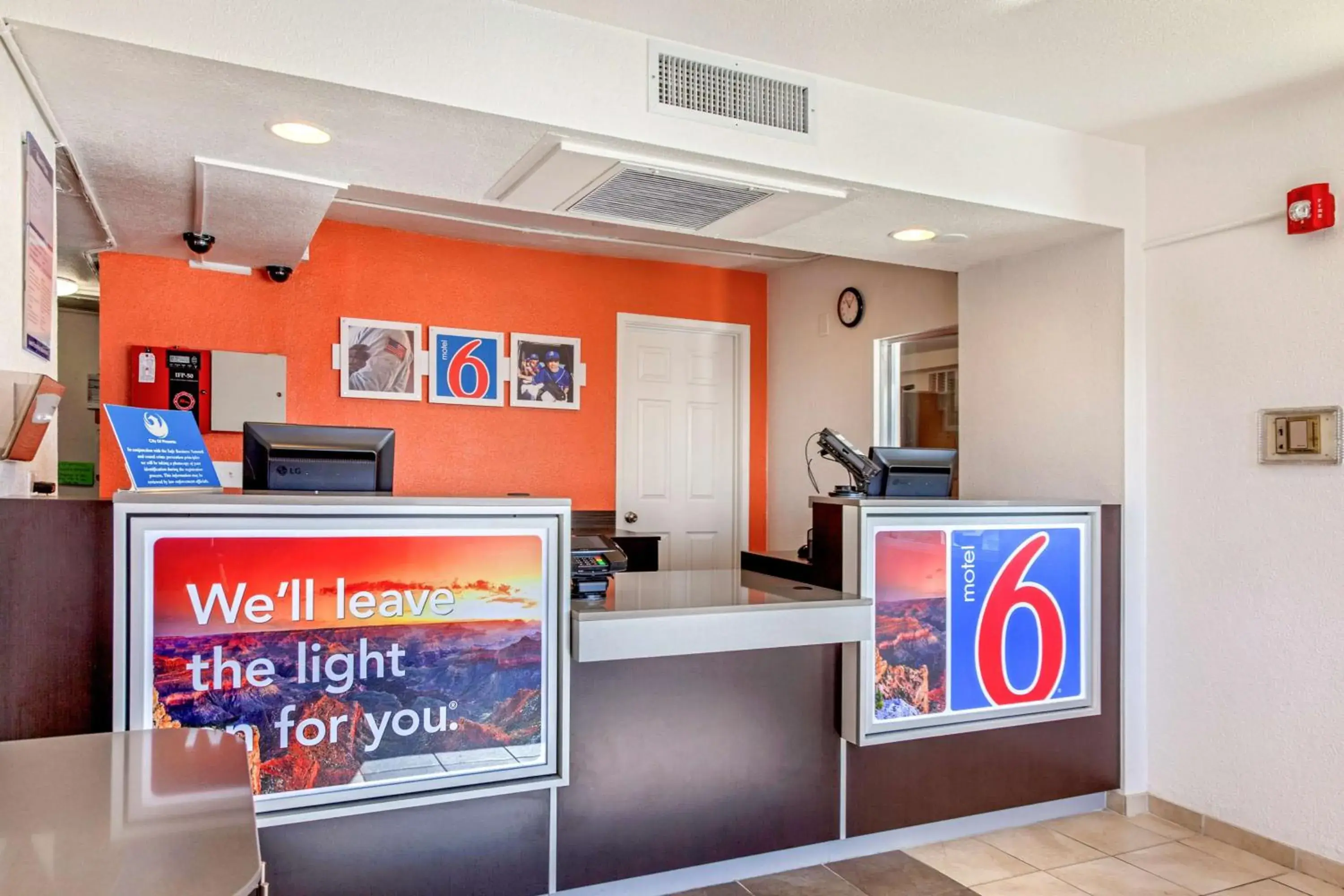 Lobby or reception, Lobby/Reception in Motel 6-Phoenix, AZ - North Bell Road