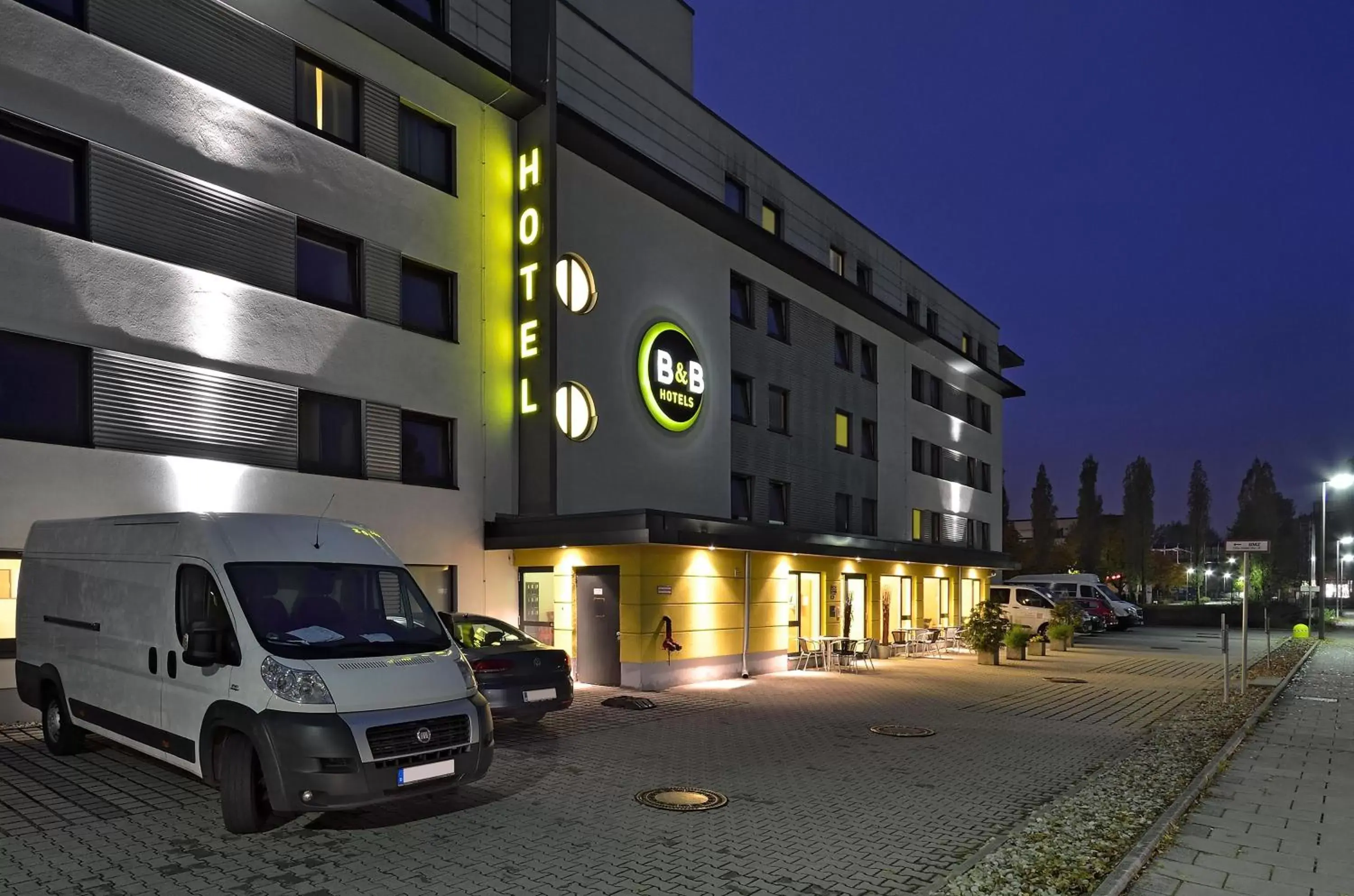 Property Building in B&B Hotel München Messe