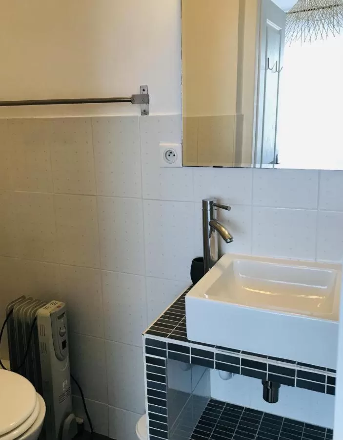 Toilet in Hôtel Restaurant L'Atelier des Cousins