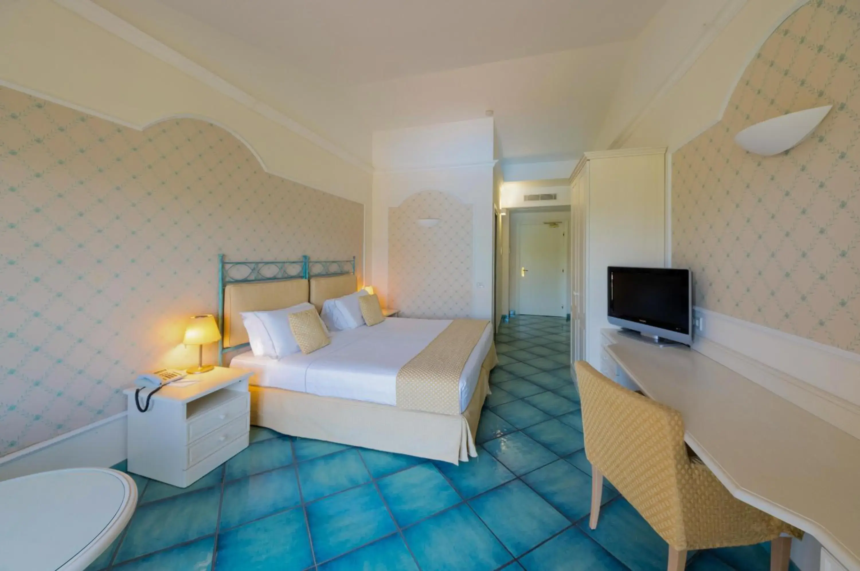 Bed, TV/Entertainment Center in Hotel Santa Gilla