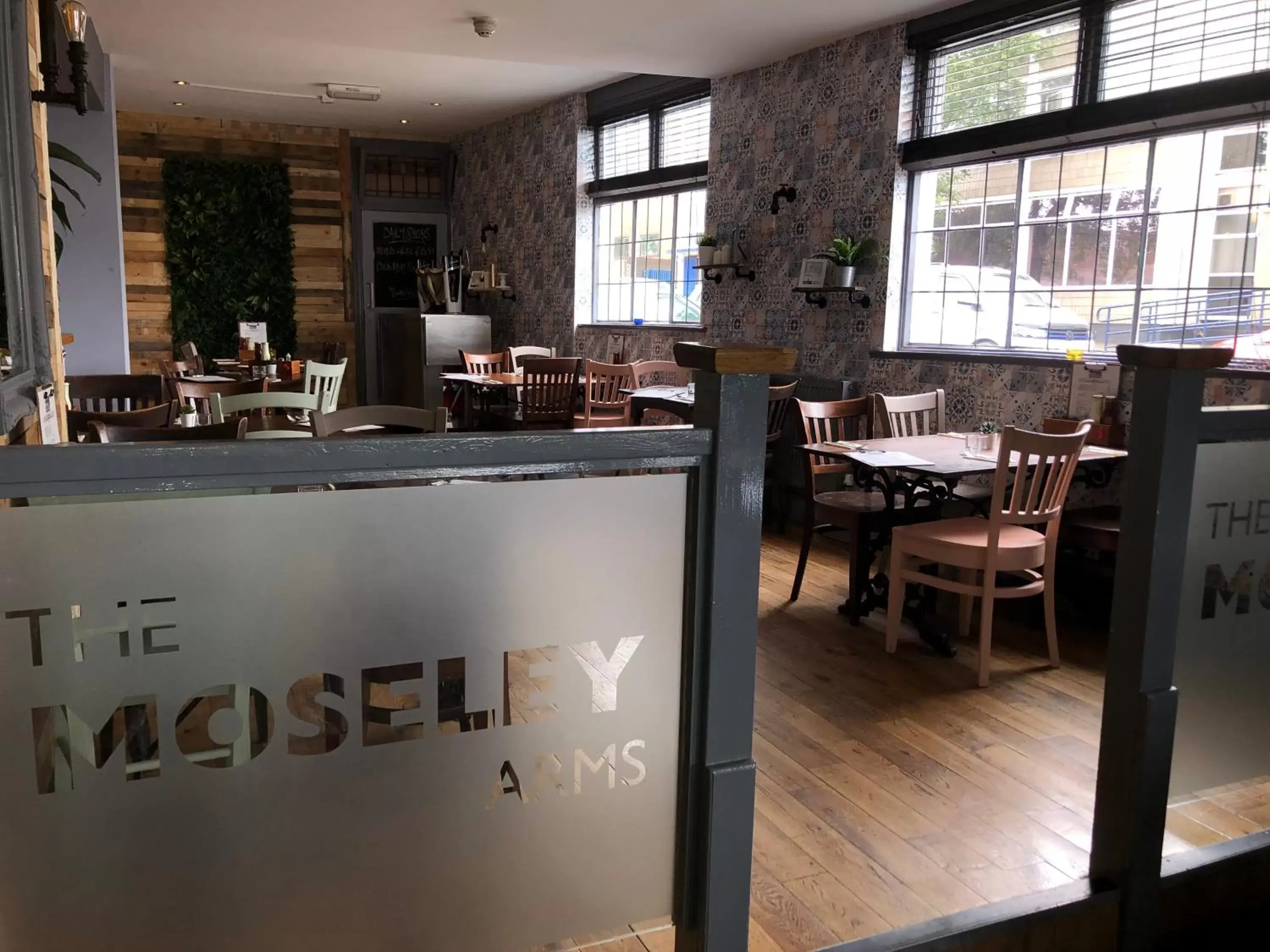 Restaurant/Places to Eat in The Moseley Arms