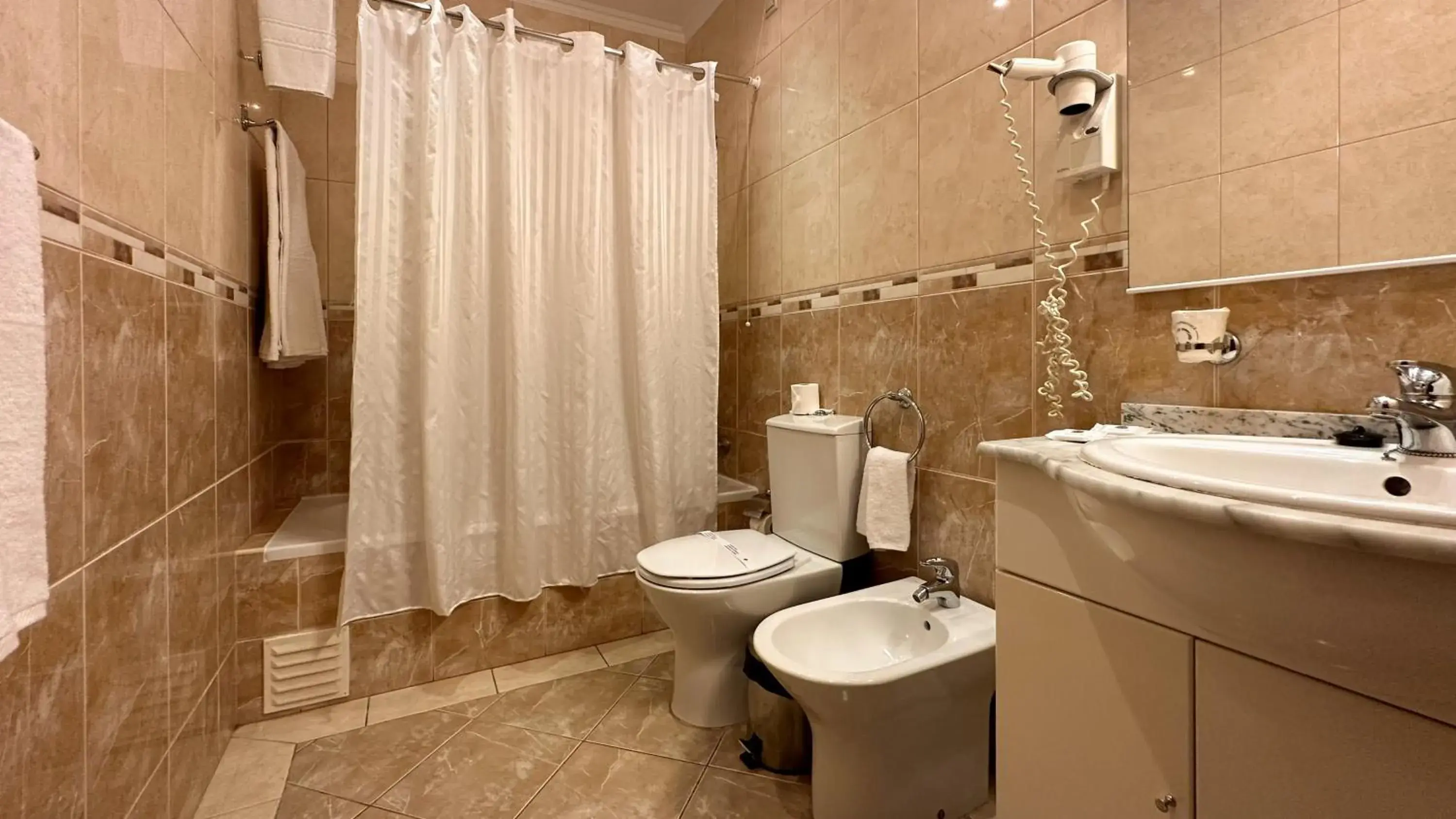 Bathroom in Hotel Avenida Praia