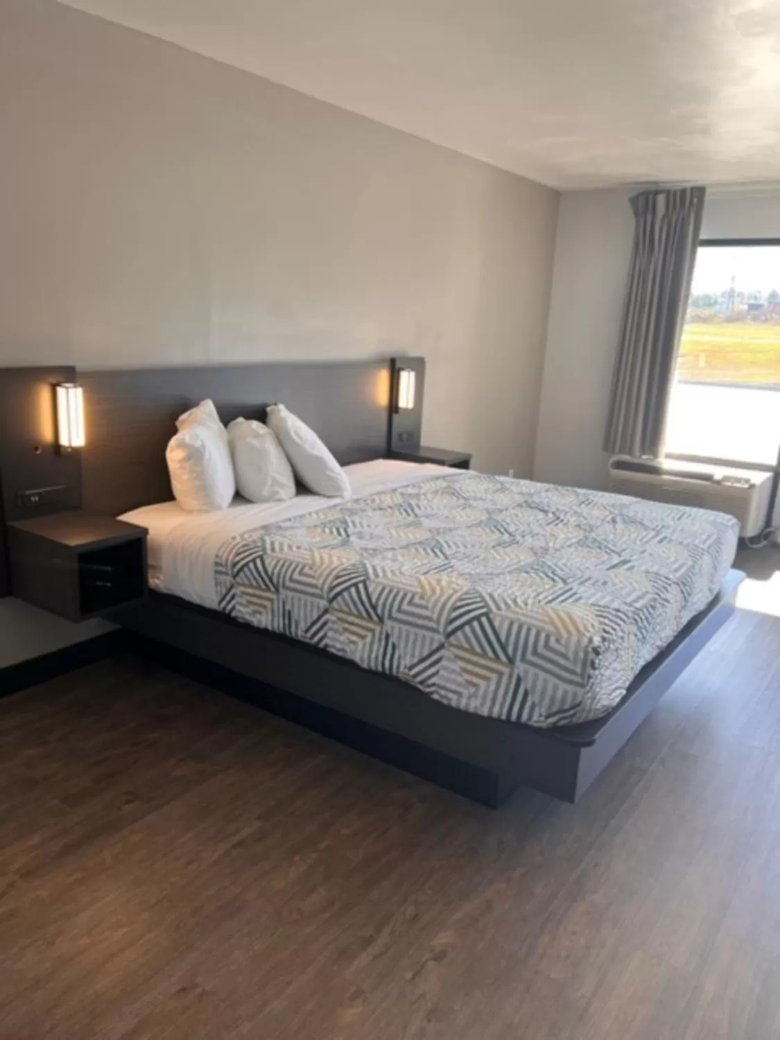 Bed in Dublin Inn and Suites