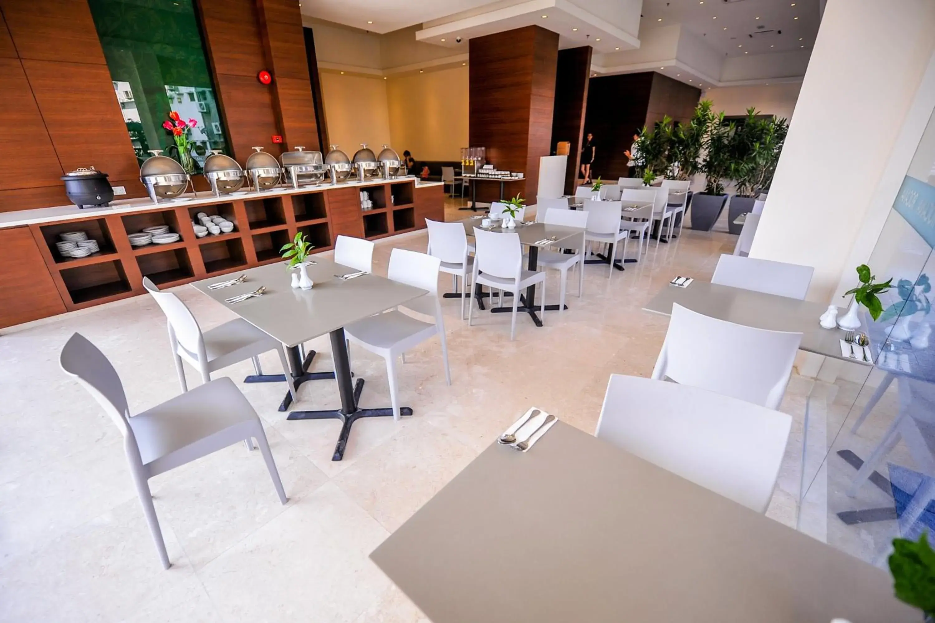 Restaurant/places to eat in Rocana Hotel