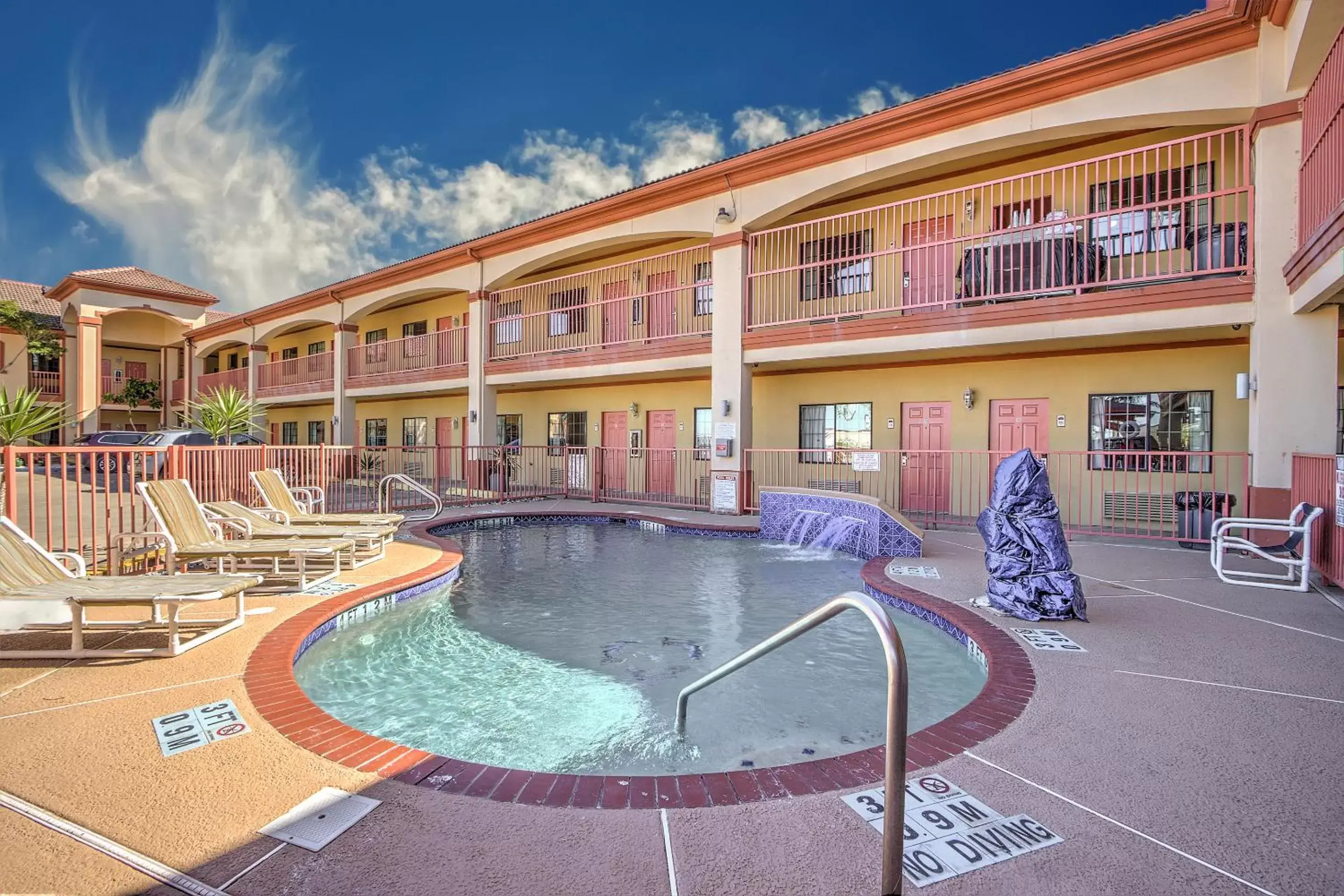 Swimming pool, Property Building in Casa Rosa Inn
