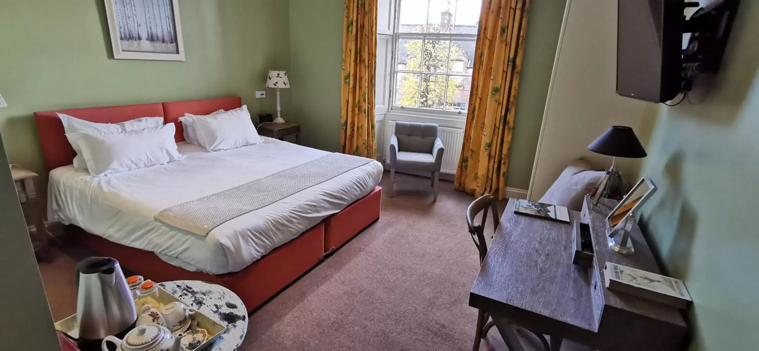 Bedroom, Bed in Buccleuch and Queensberry Arms Hotel