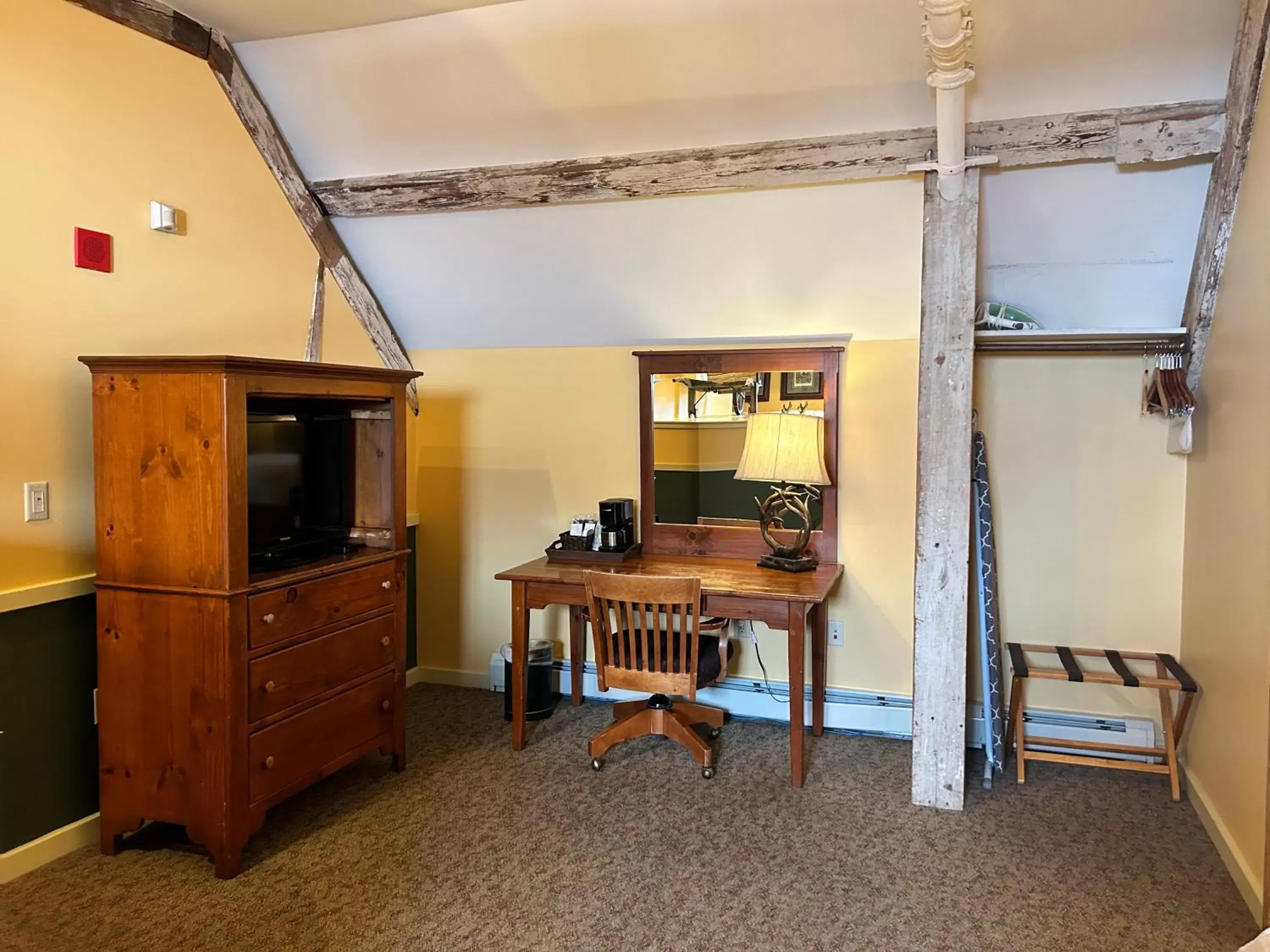 TV and multimedia in The Common Man Inn, Spa & Lodge