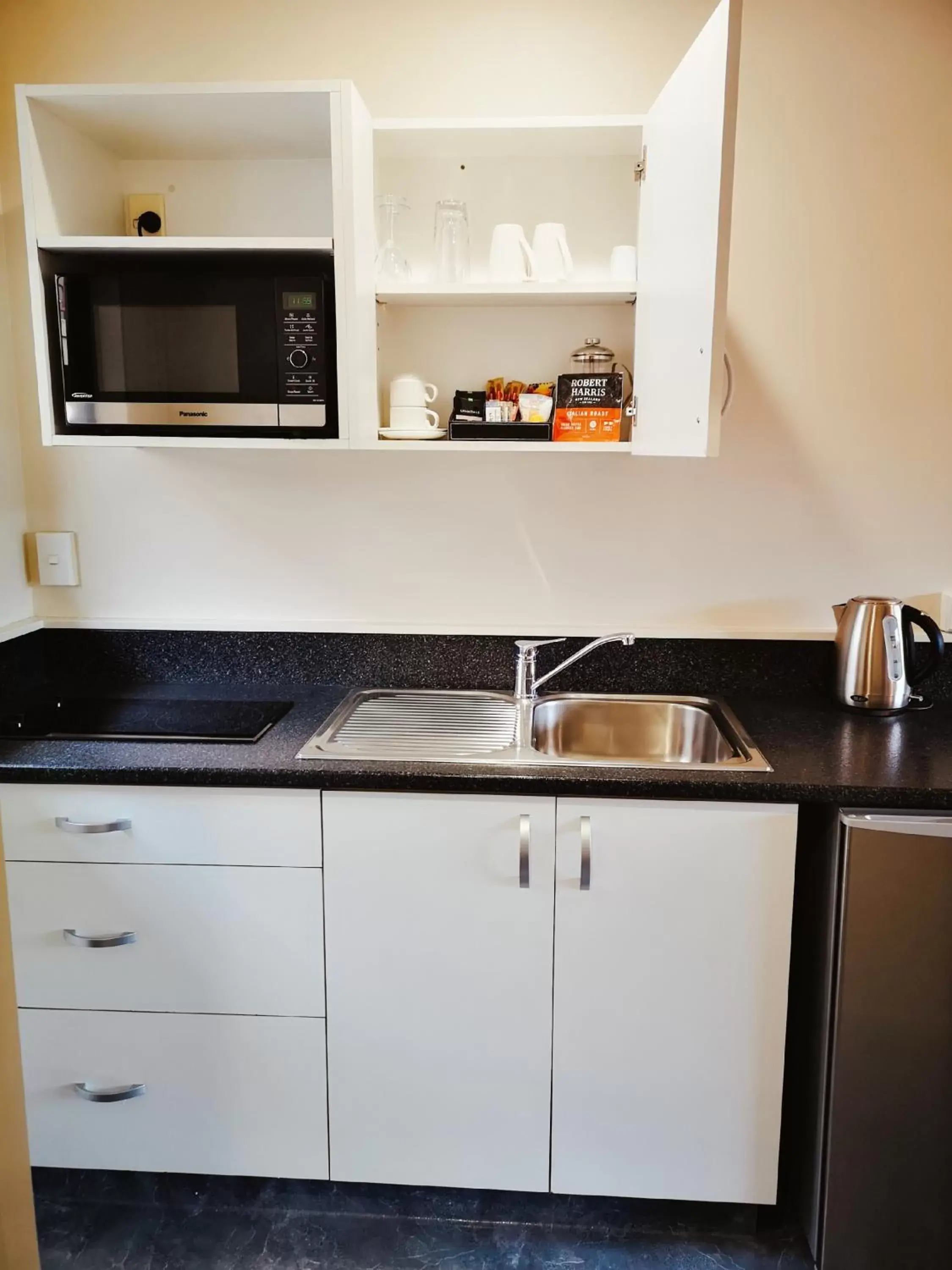 Kitchen or kitchenette, Kitchen/Kitchenette in Aston Court Motel