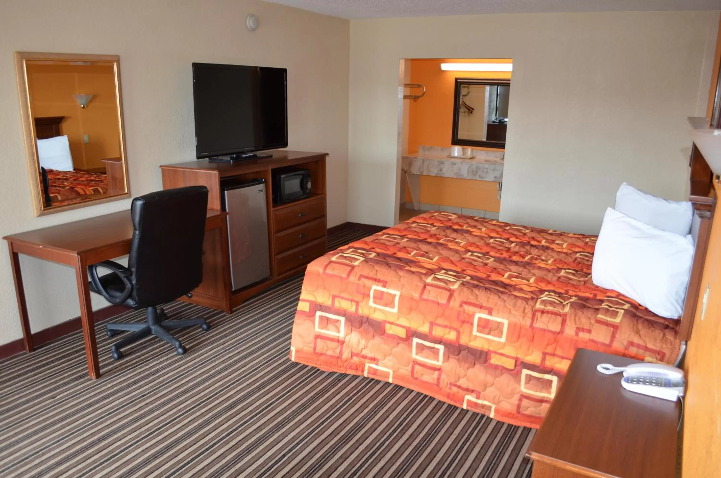 Living room, Bed in Royal Inn Greenville