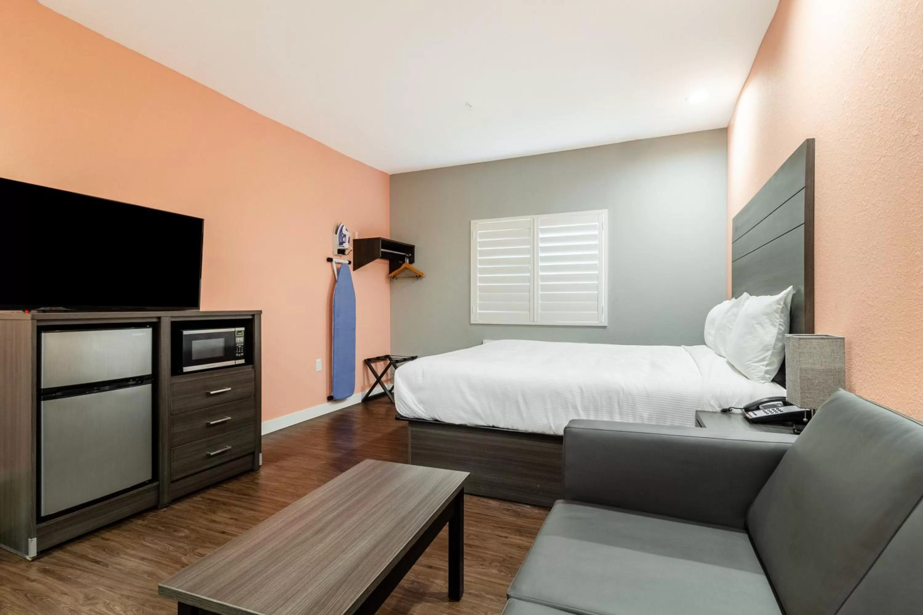 Bed in Scottish Inns & Suites Houston, TX