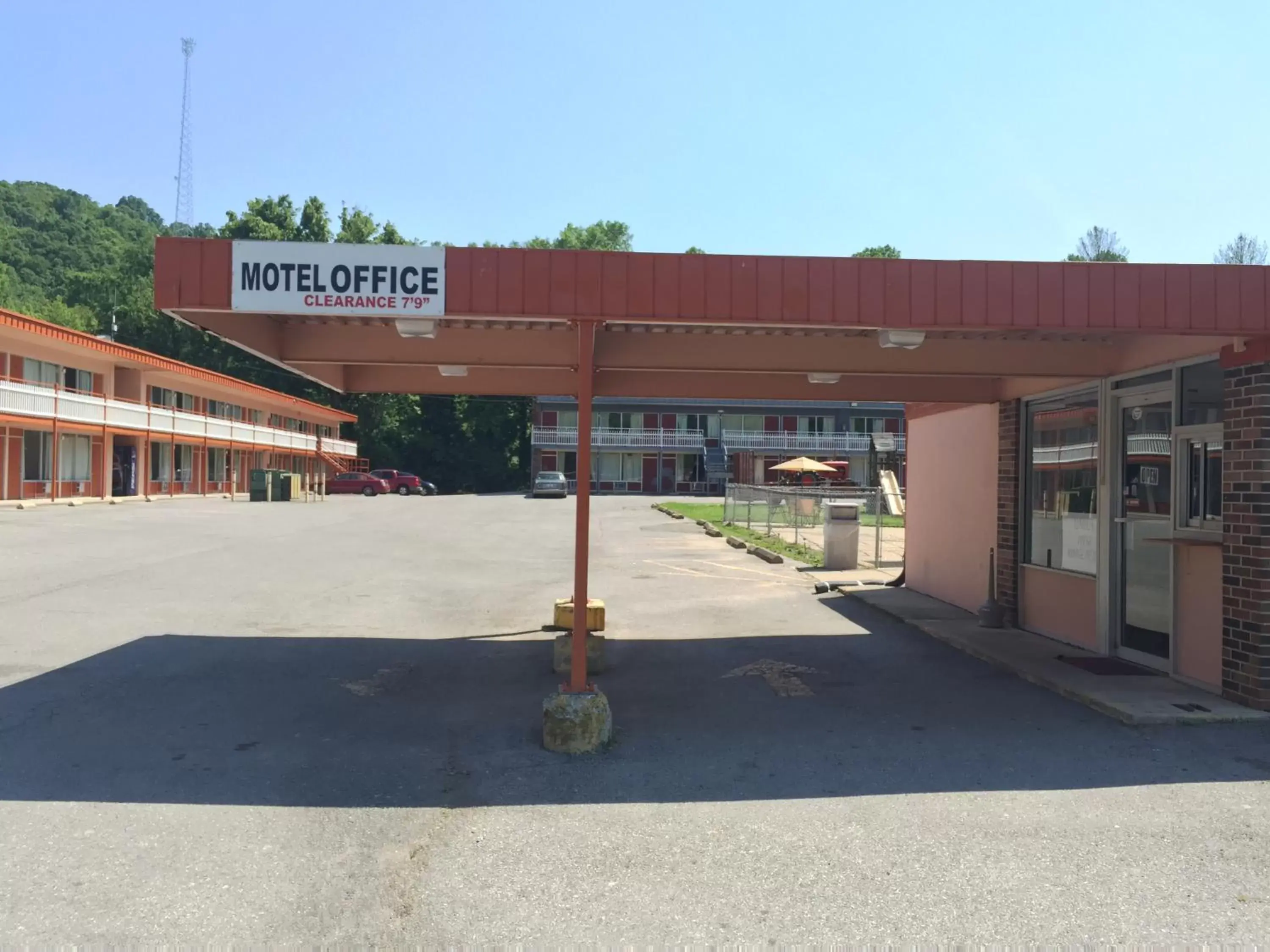 Facade/Entrance in Daniel Boone Motor Inn