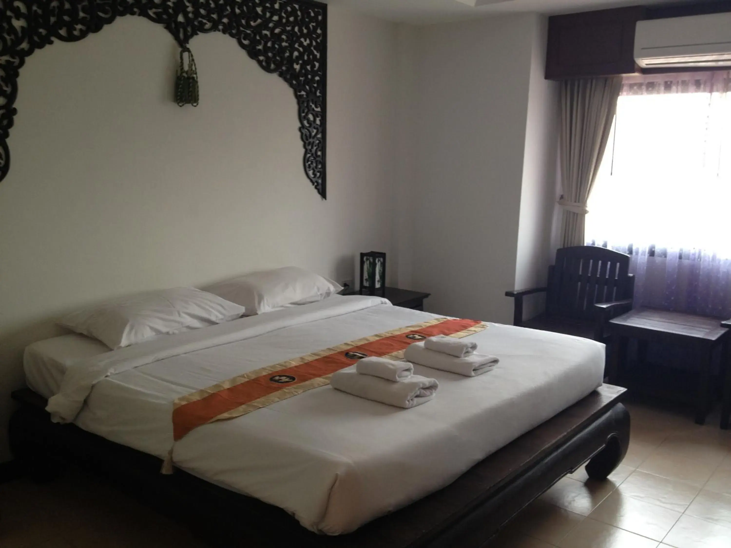 Photo of the whole room, Bed in Wangburapa Grand Hotel