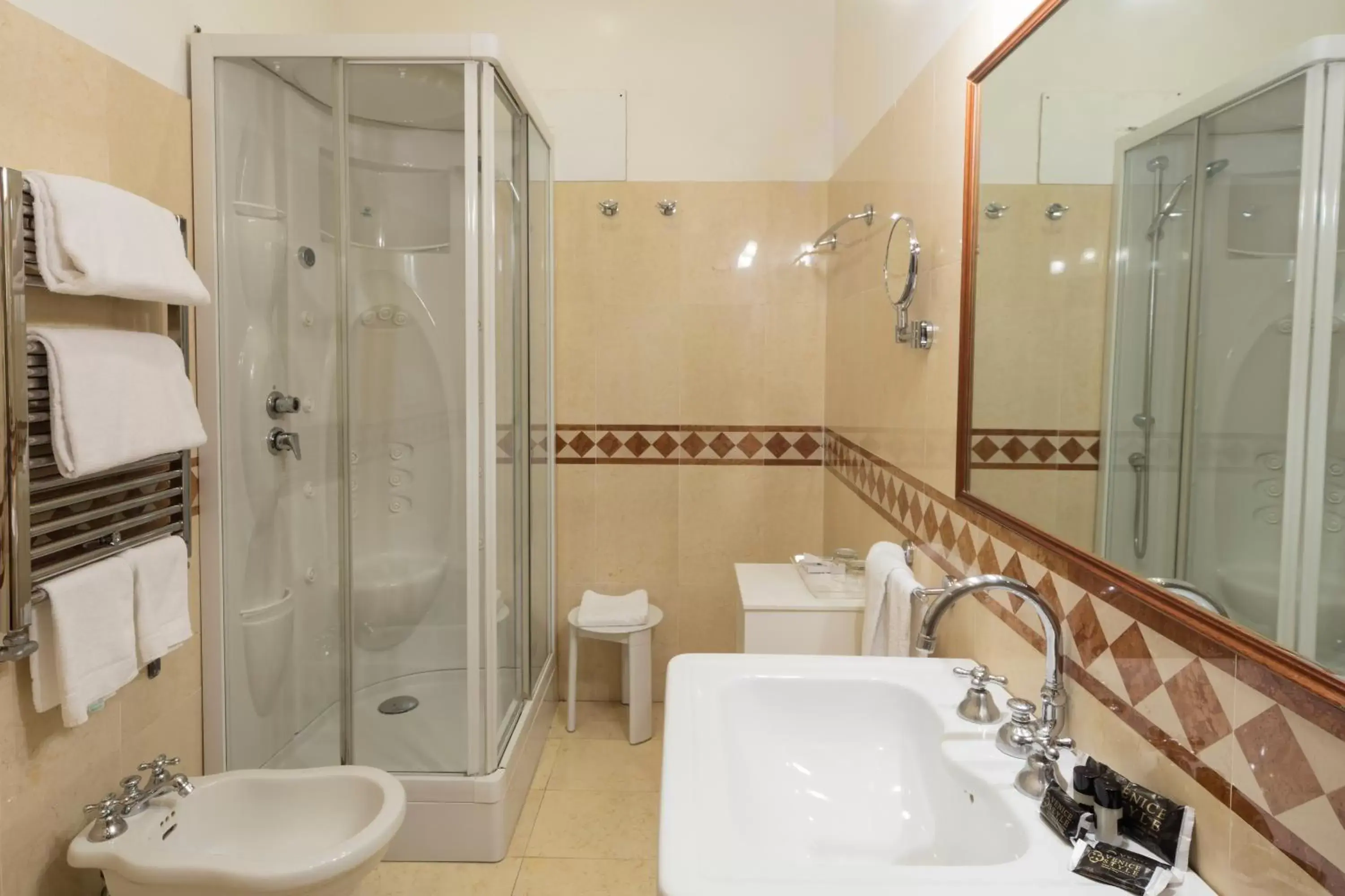 Bathroom in Hotel Al Ponte Dei Sospiri