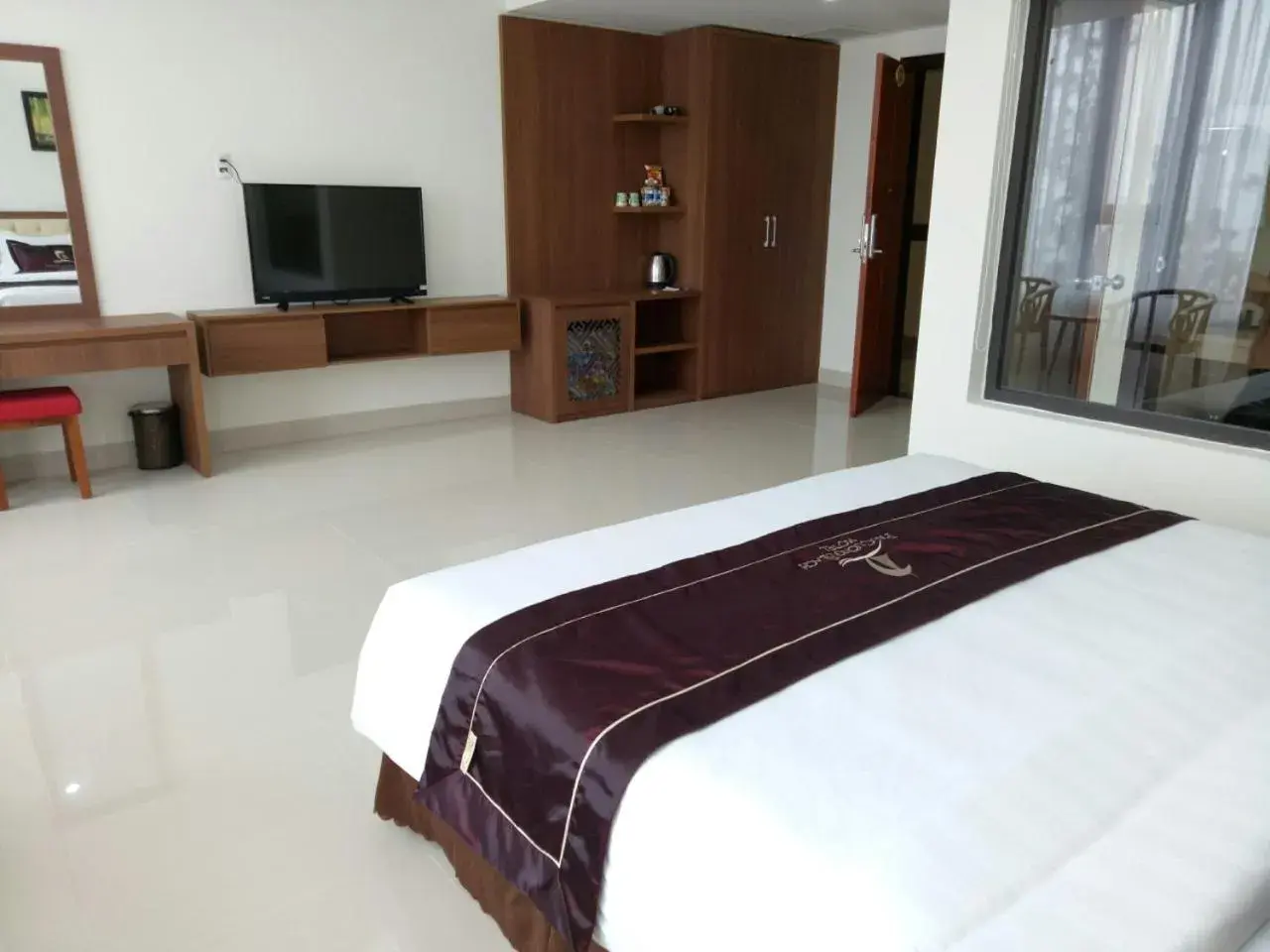 Shower, TV/Entertainment Center in Phu Cuong Beach Hotel