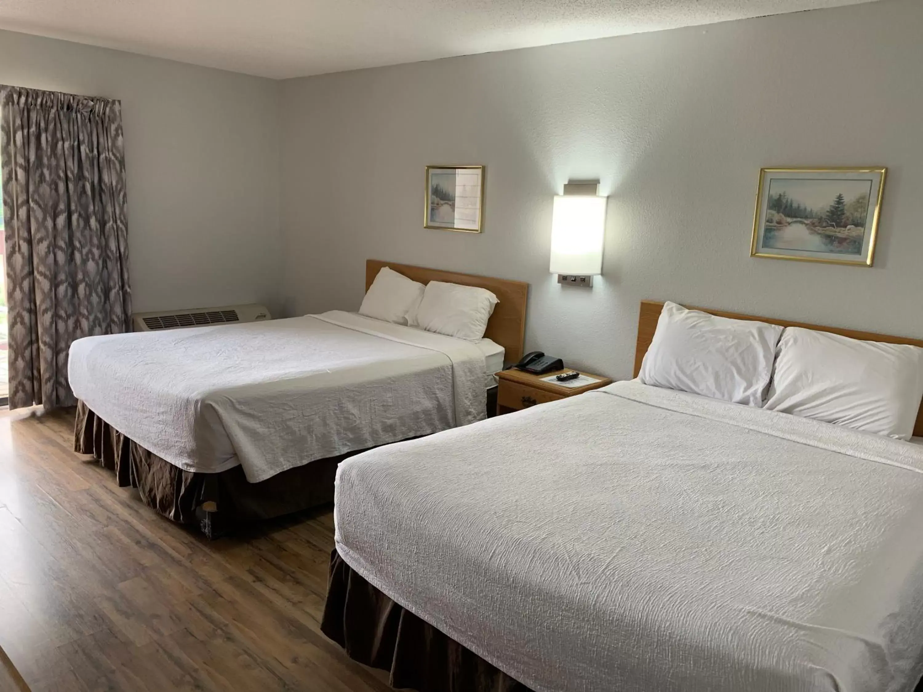 Bedroom, Bed in Days Inn by Wyndham Waynesville NC