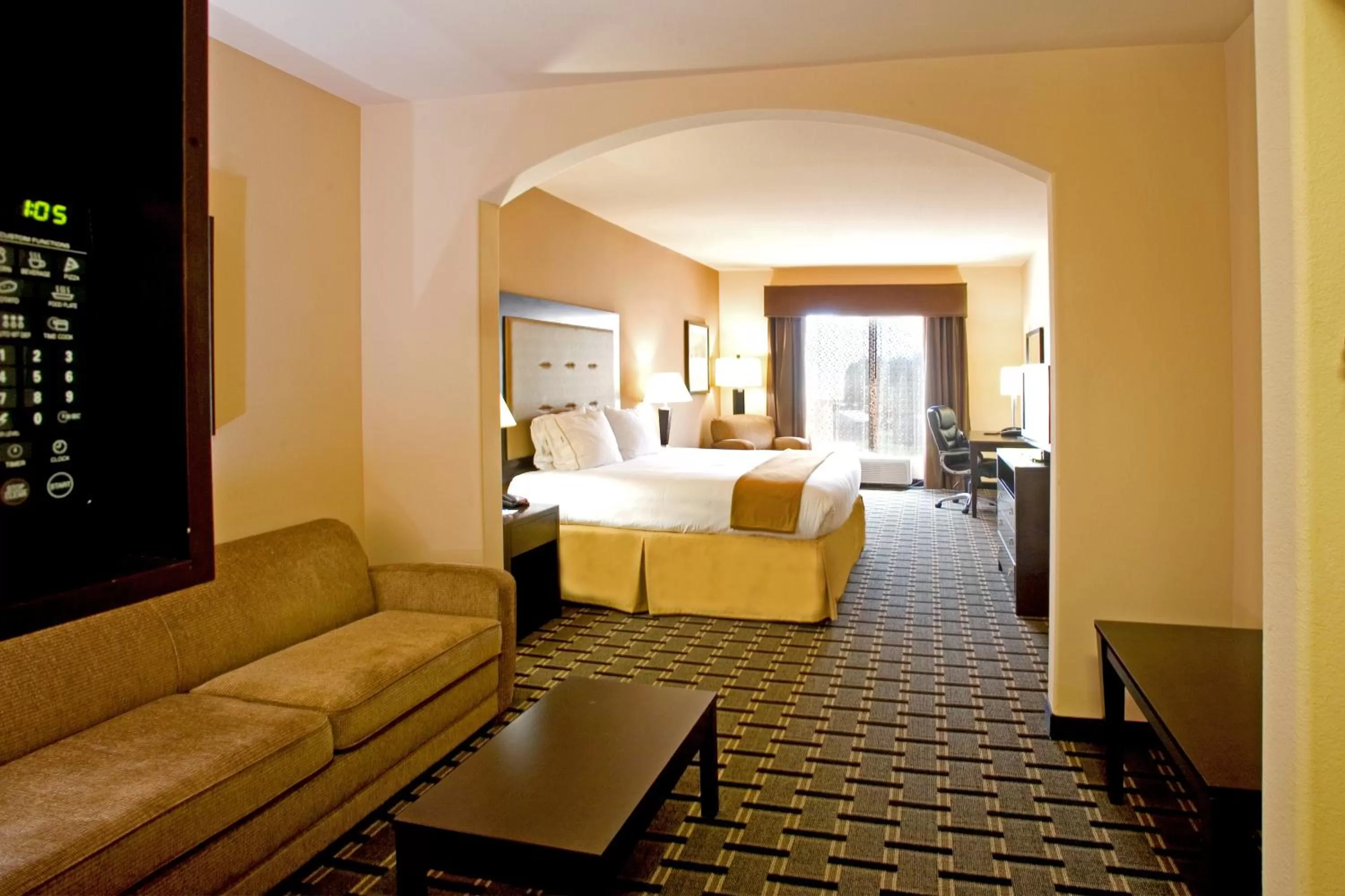 Photo of the whole room, Bed in Holiday Inn Express and Suites Beeville by IHG
