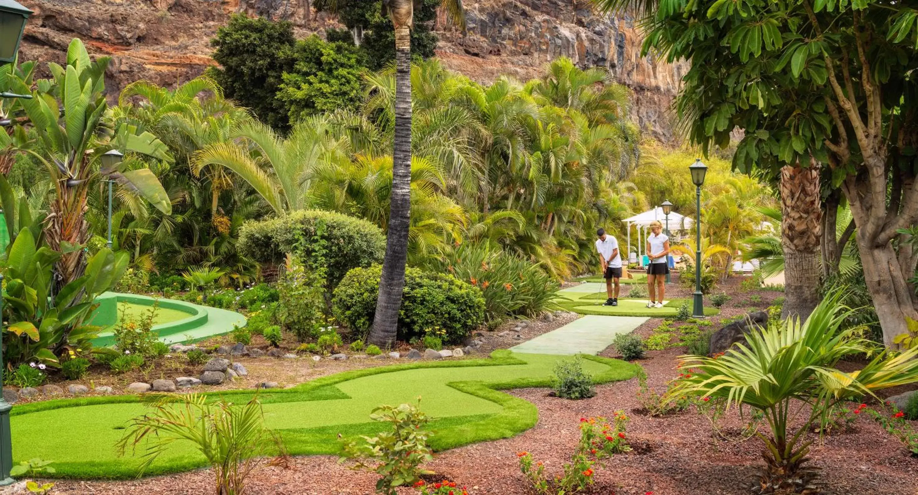 Minigolf, Pool View in Hotel Jardín Tecina