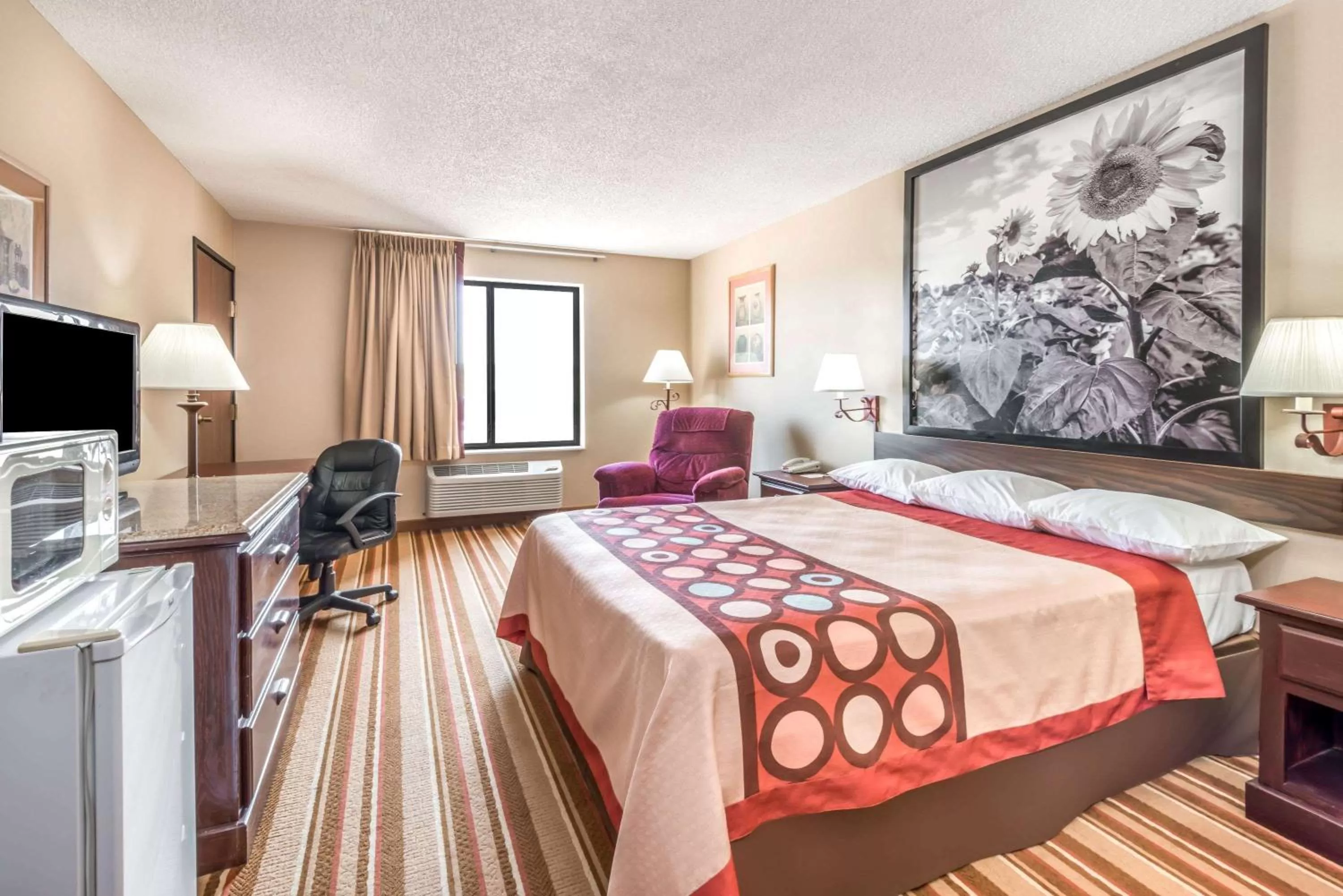 Photo of the whole room, Bed in Super 8 by Wyndham Salina I-70