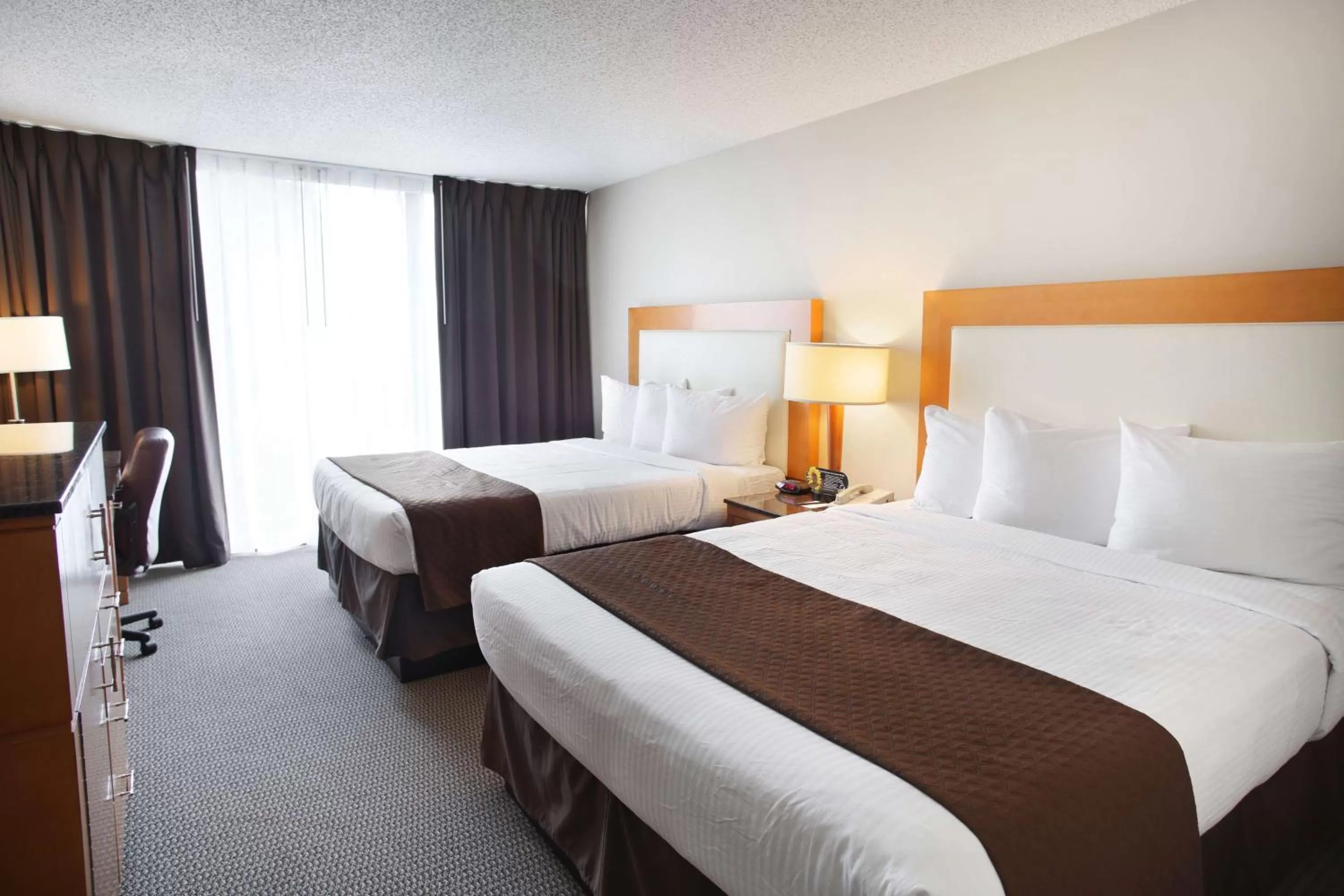 Bed in Red Lion Inn & Suites Olympia, Governor Hotel