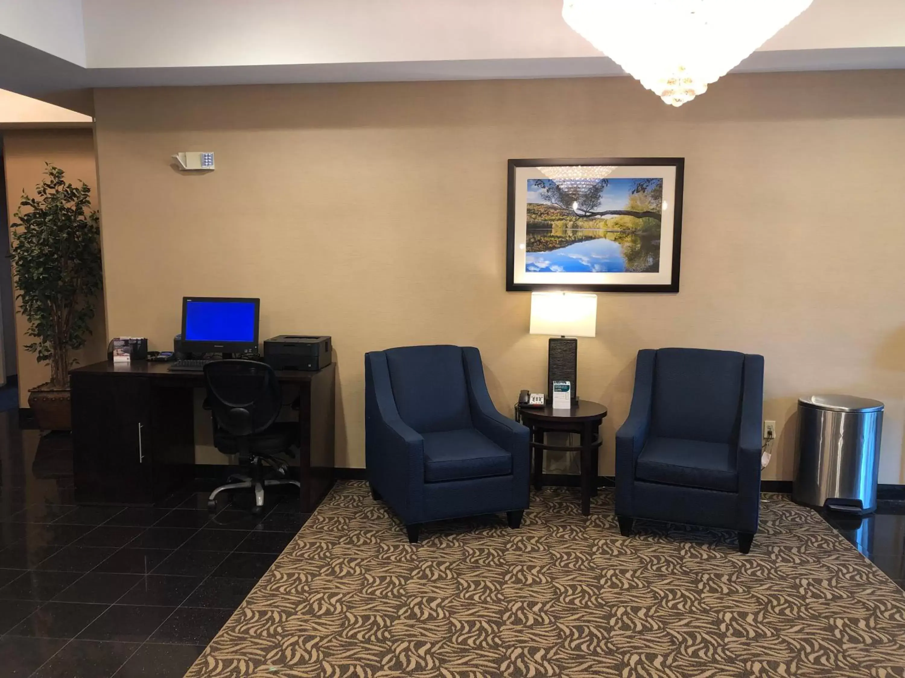 Lobby or reception in Comfort Suites Mahwah - Paramus