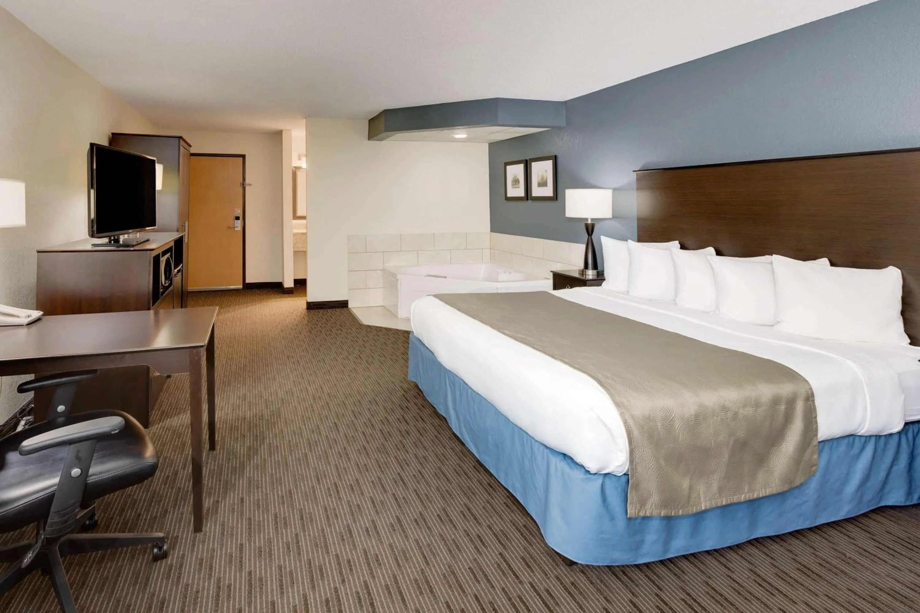 Photo of the whole room, Bed in Baymont by Wyndham Owatonna