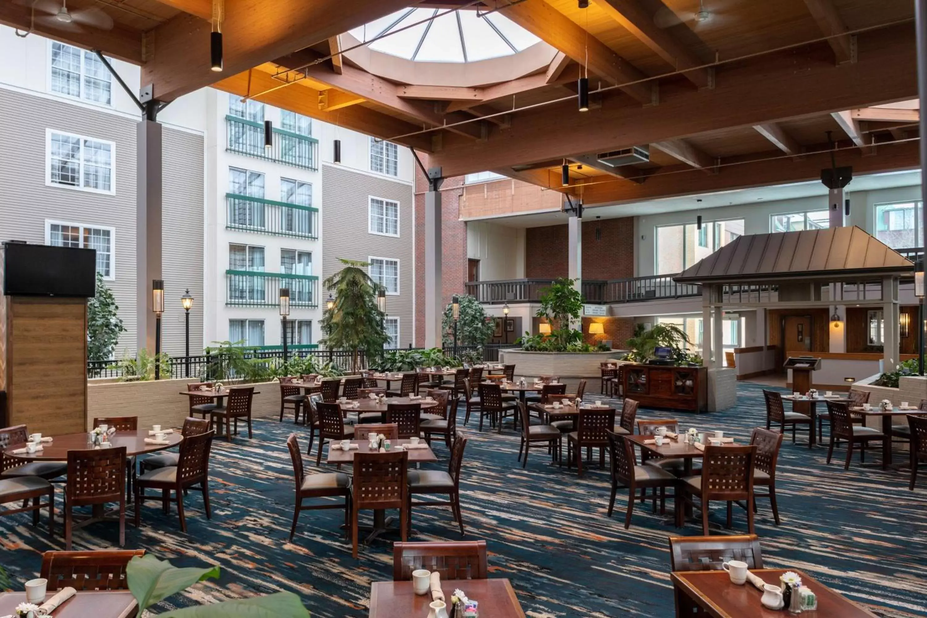 Lobby or reception, Restaurant/Places to Eat in DoubleTree by Hilton Hotel Burlington Vermont