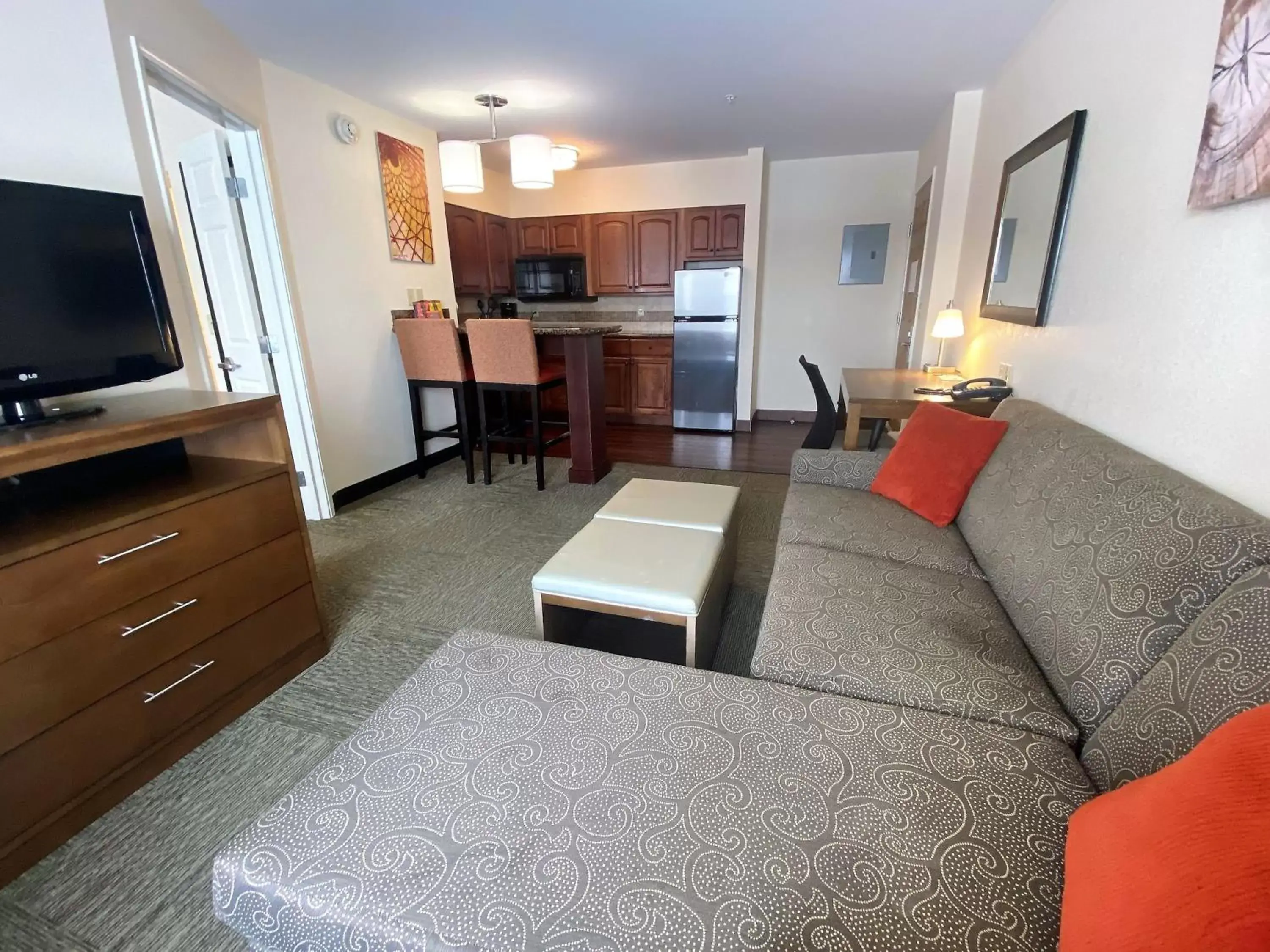 Bedroom, Seating Area in Staybridge Suites Great Falls, an IHG Hotel