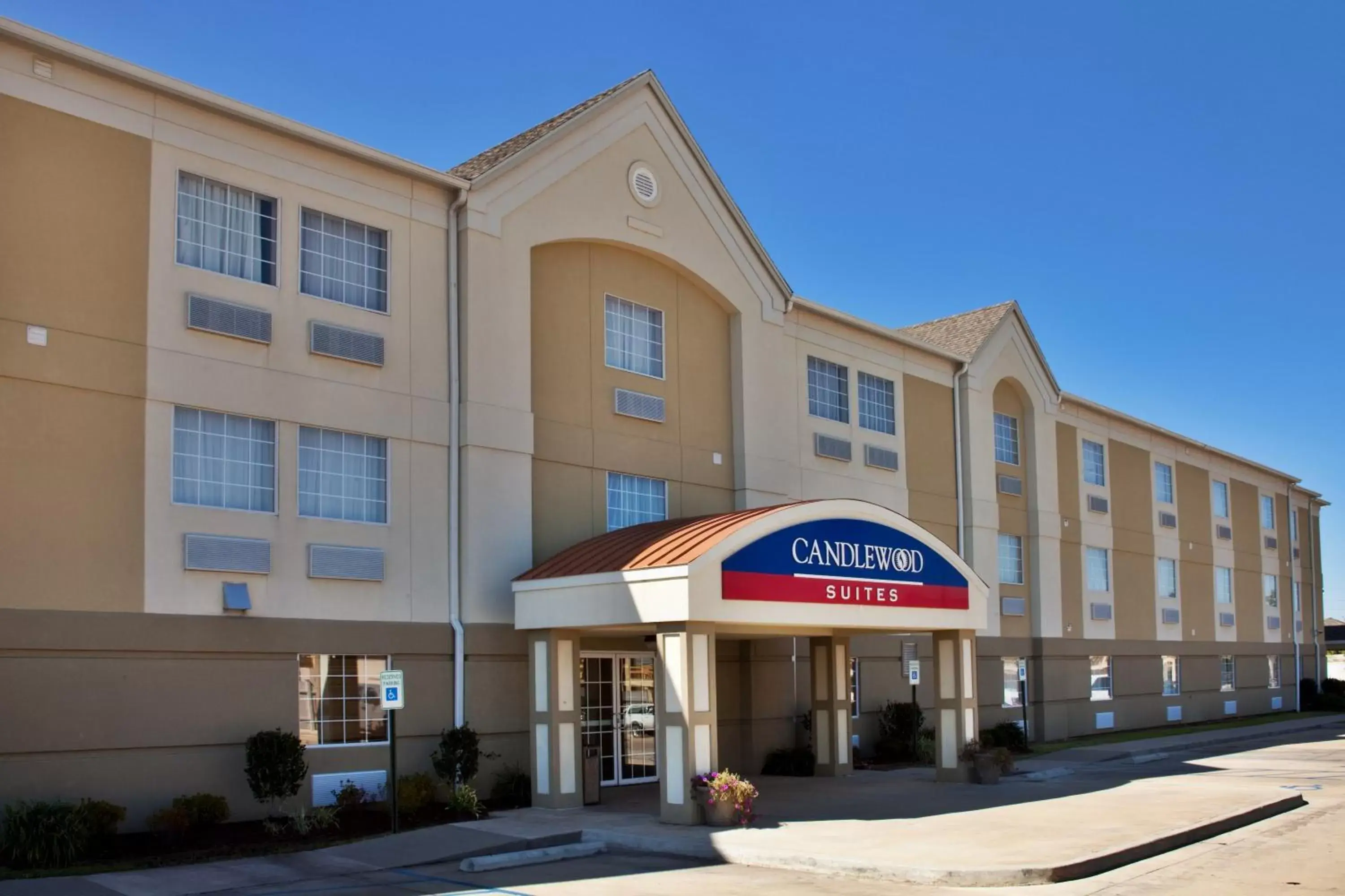 Property Building in Candlewood Suites Lake Charles-Sulphur, an IHG Hotel