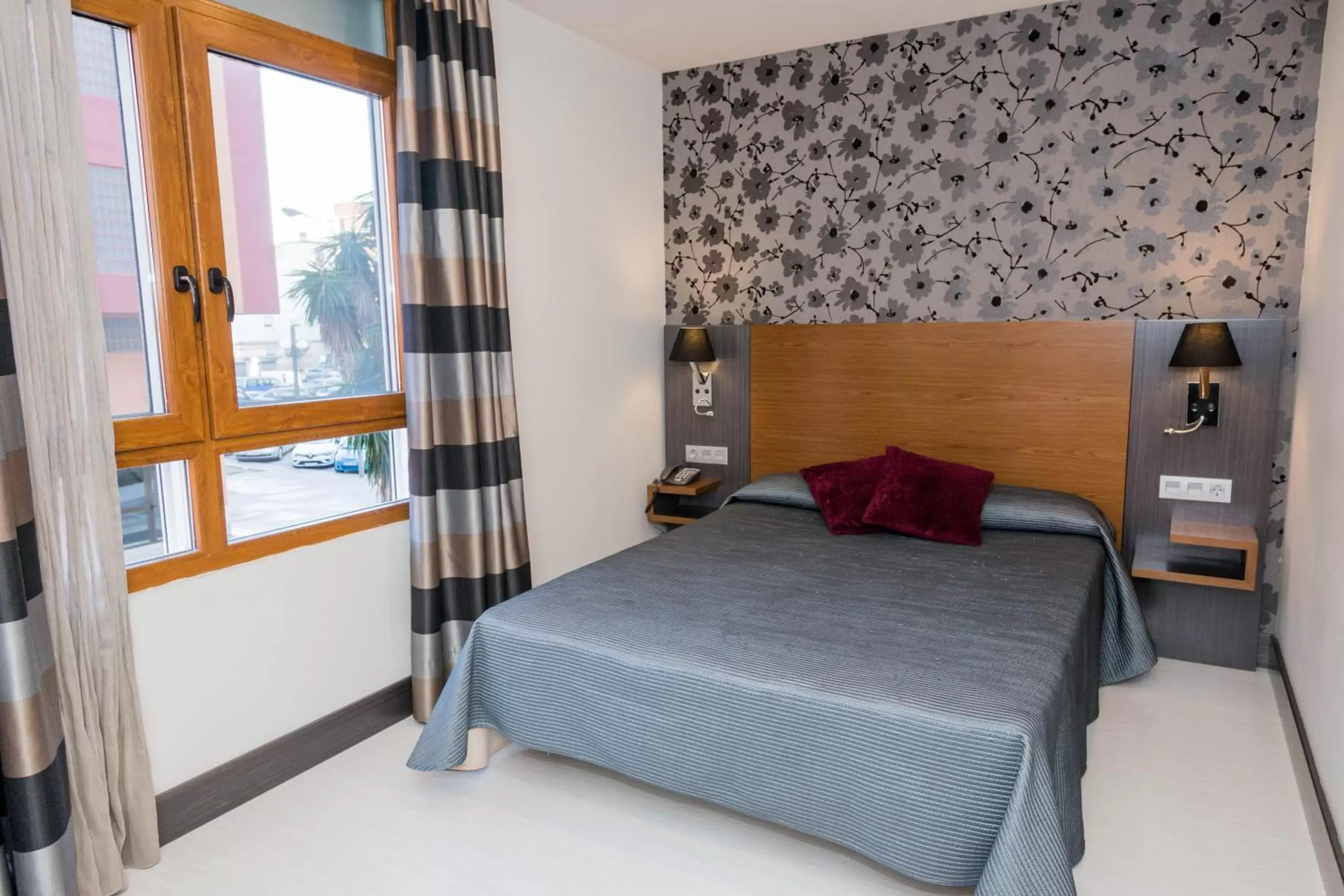 Photo of the whole room, Bed in Hotel Regio Cádiz