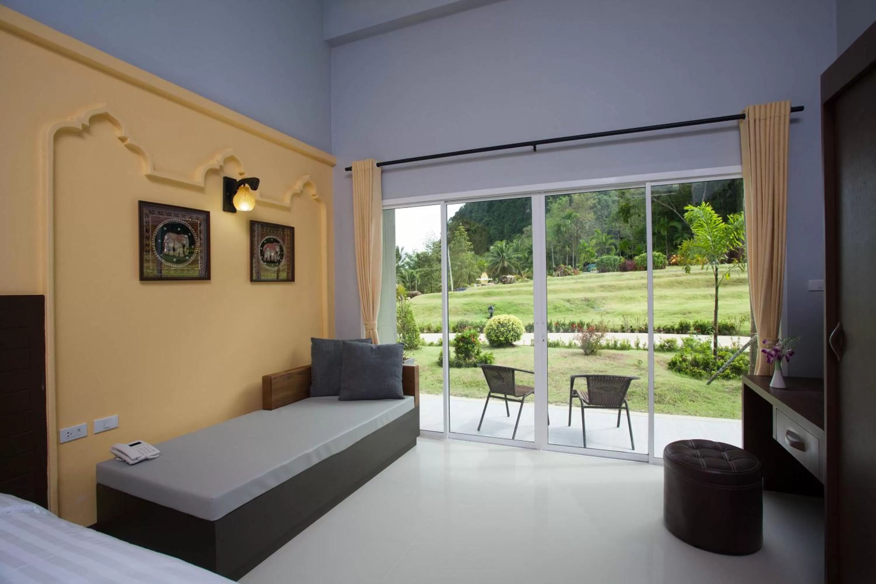 TV and multimedia, Bed in Arawan Beach Resort Krabi