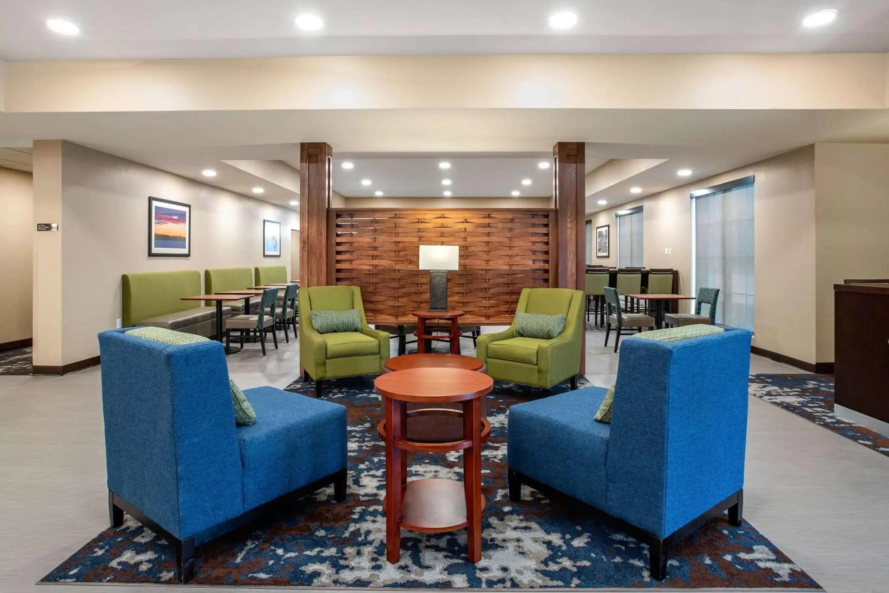 Lobby or reception, Lounge/Bar in Comfort Inn and Suites Ames near ISU Campus