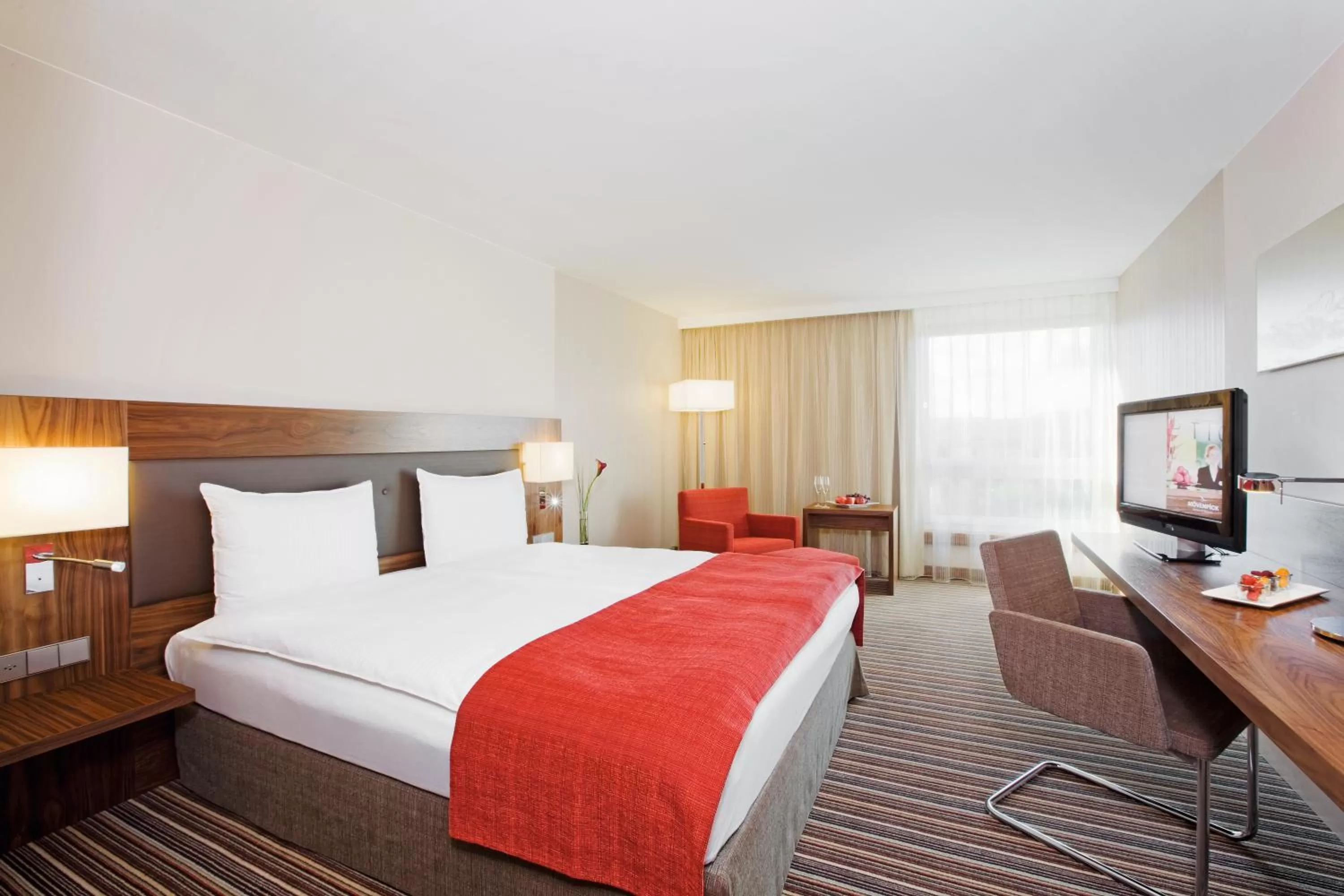 Photo of the whole room, Bed in Mövenpick Hotel Zurich Airport