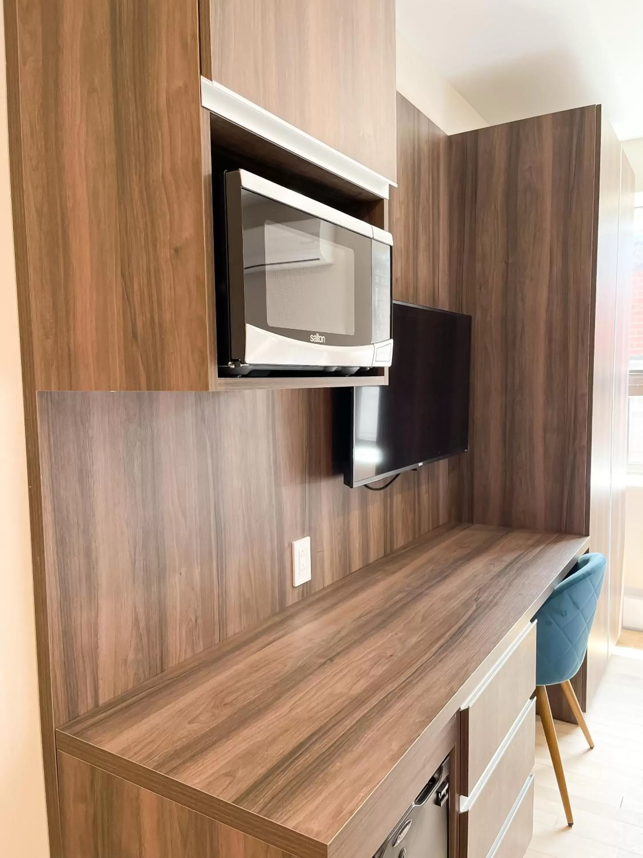 minibar, TV/Entertainment Center in Hotel Saint-Andre