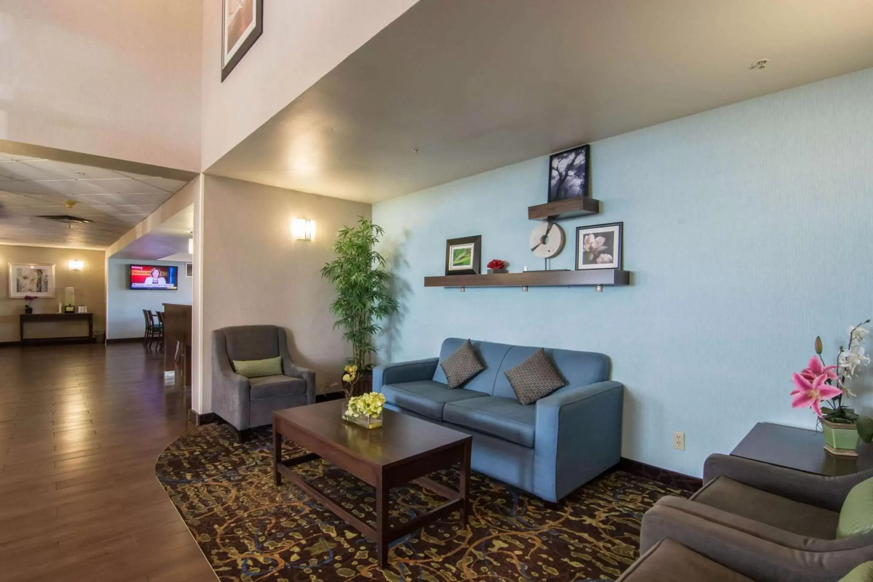 Lobby or reception, Seating Area in Comfort Inn & Suites Airport South