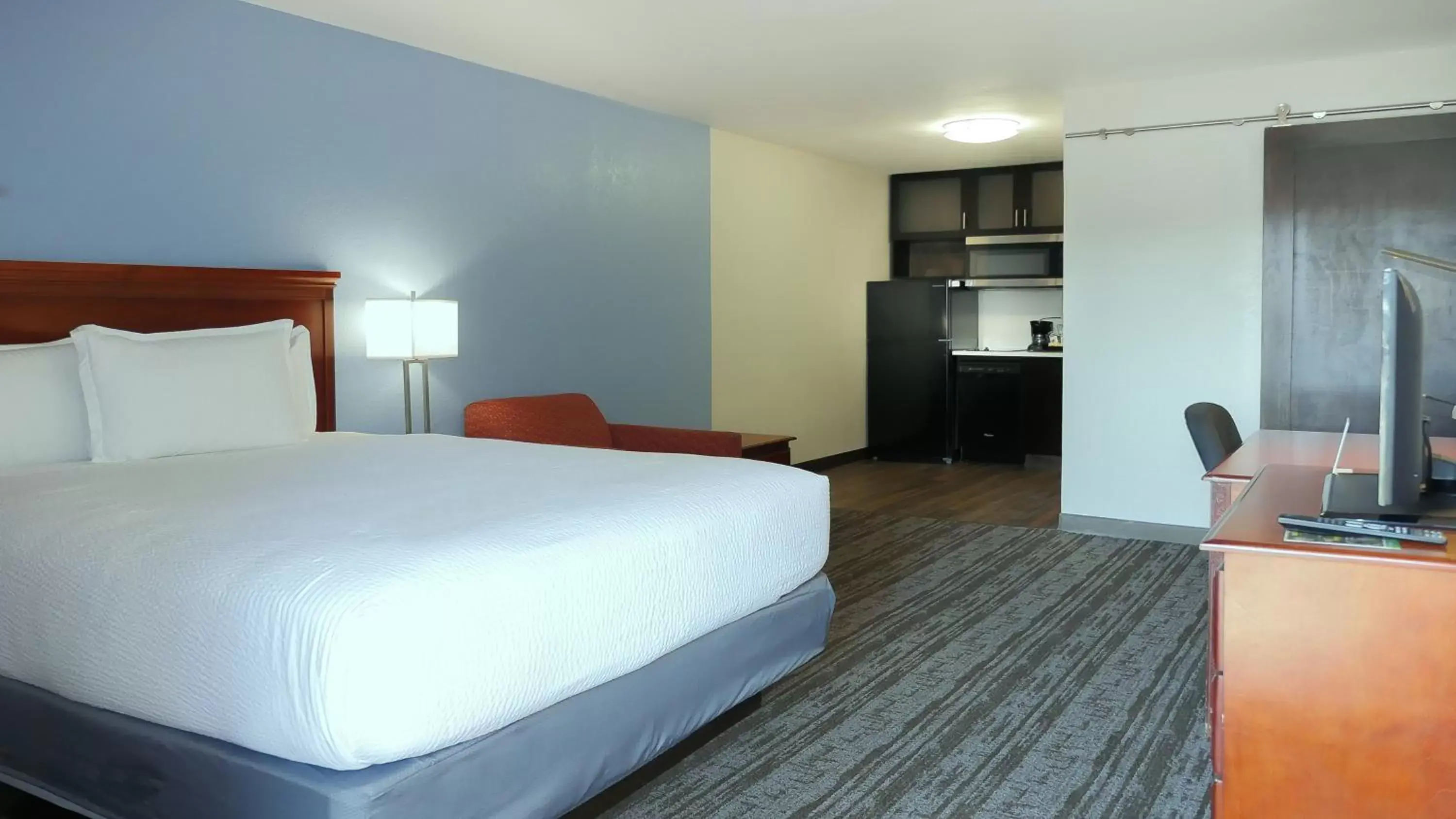 Kitchen or kitchenette in Hotel South Tampa & Suites