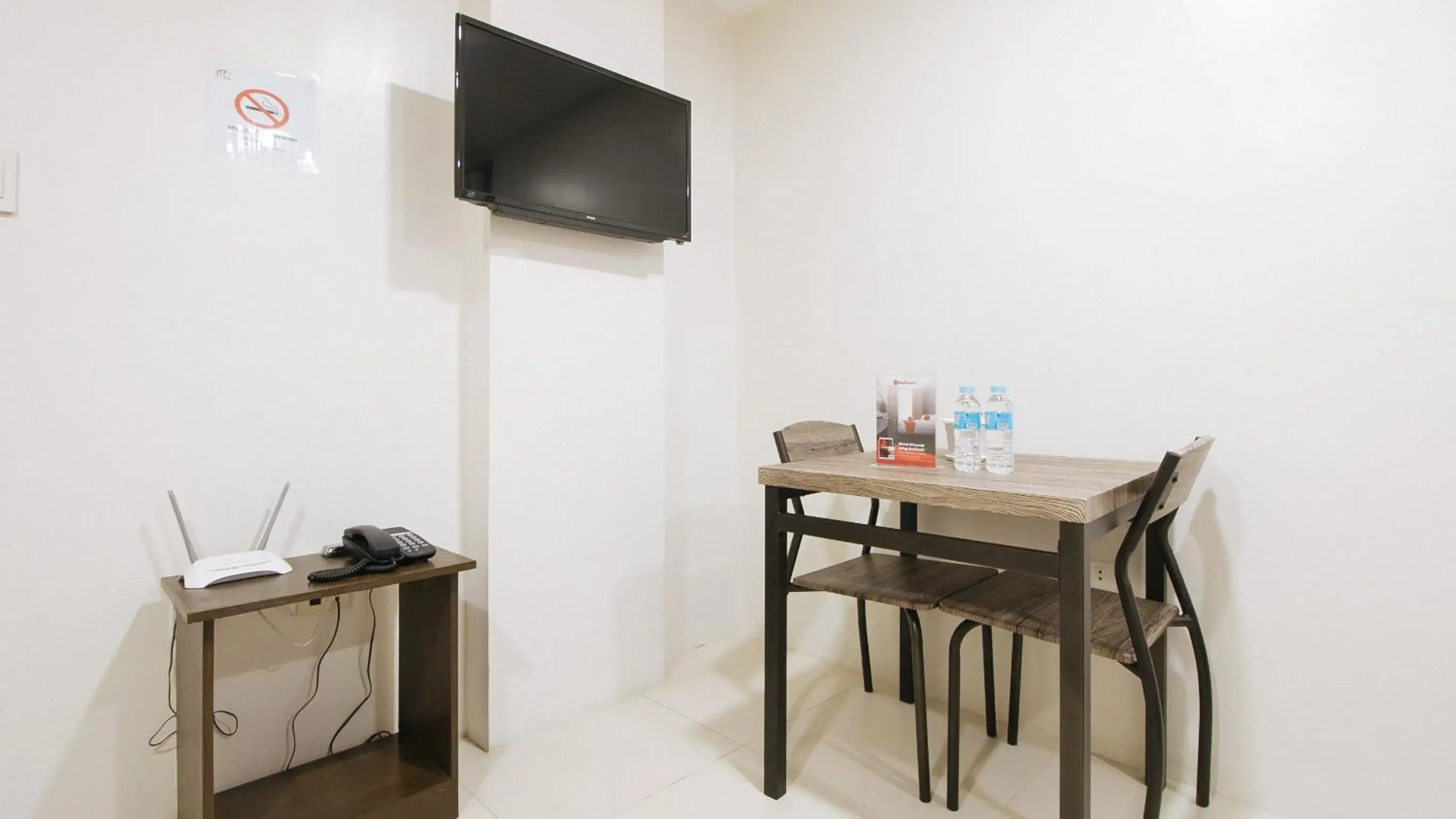 Seating area, TV/Entertainment Center in RedDoorz near Fernwoods Garden Quezon City