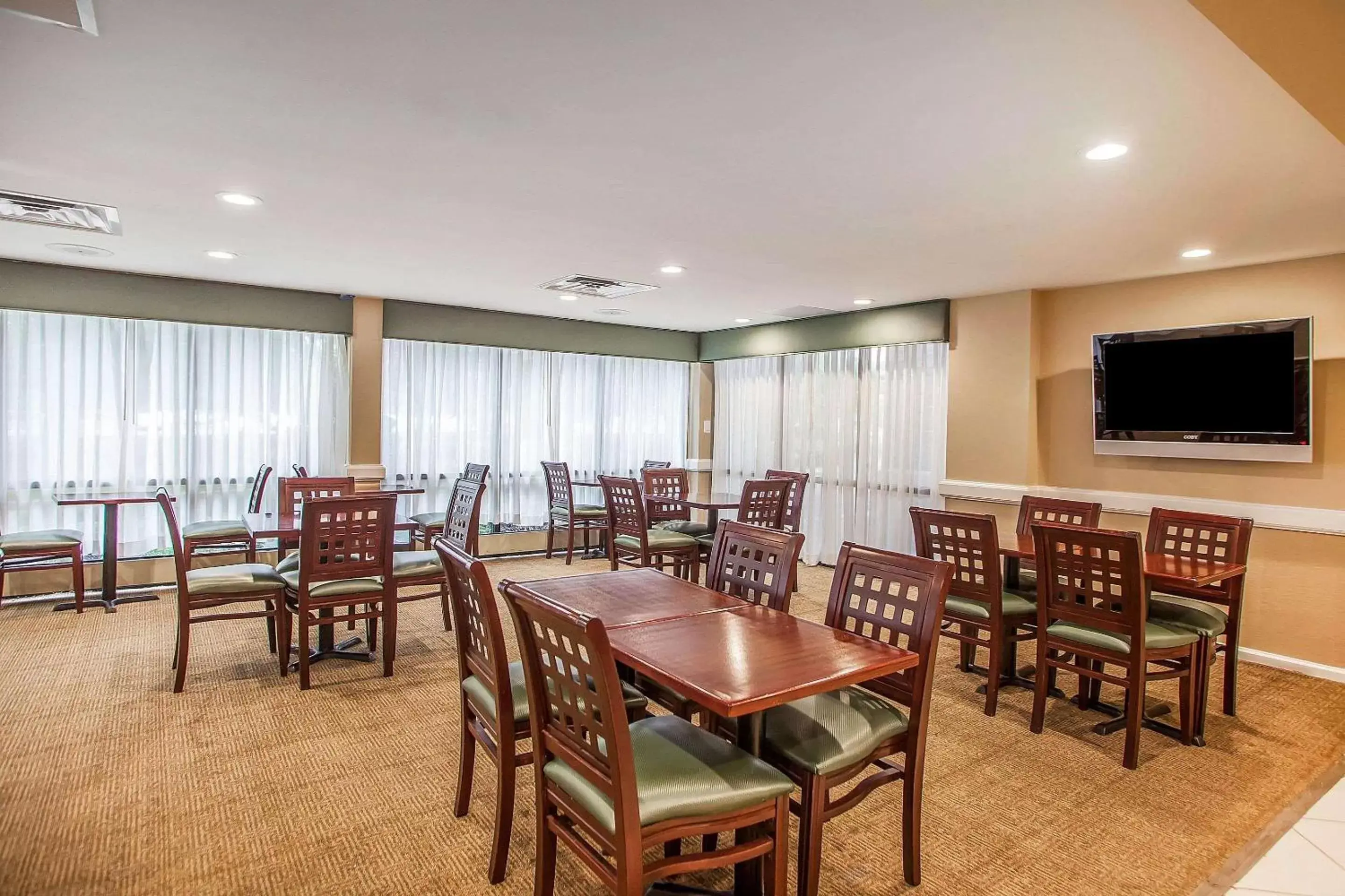Restaurant/Places to Eat in Comfort Inn & Suites Somerset - New Brunswick