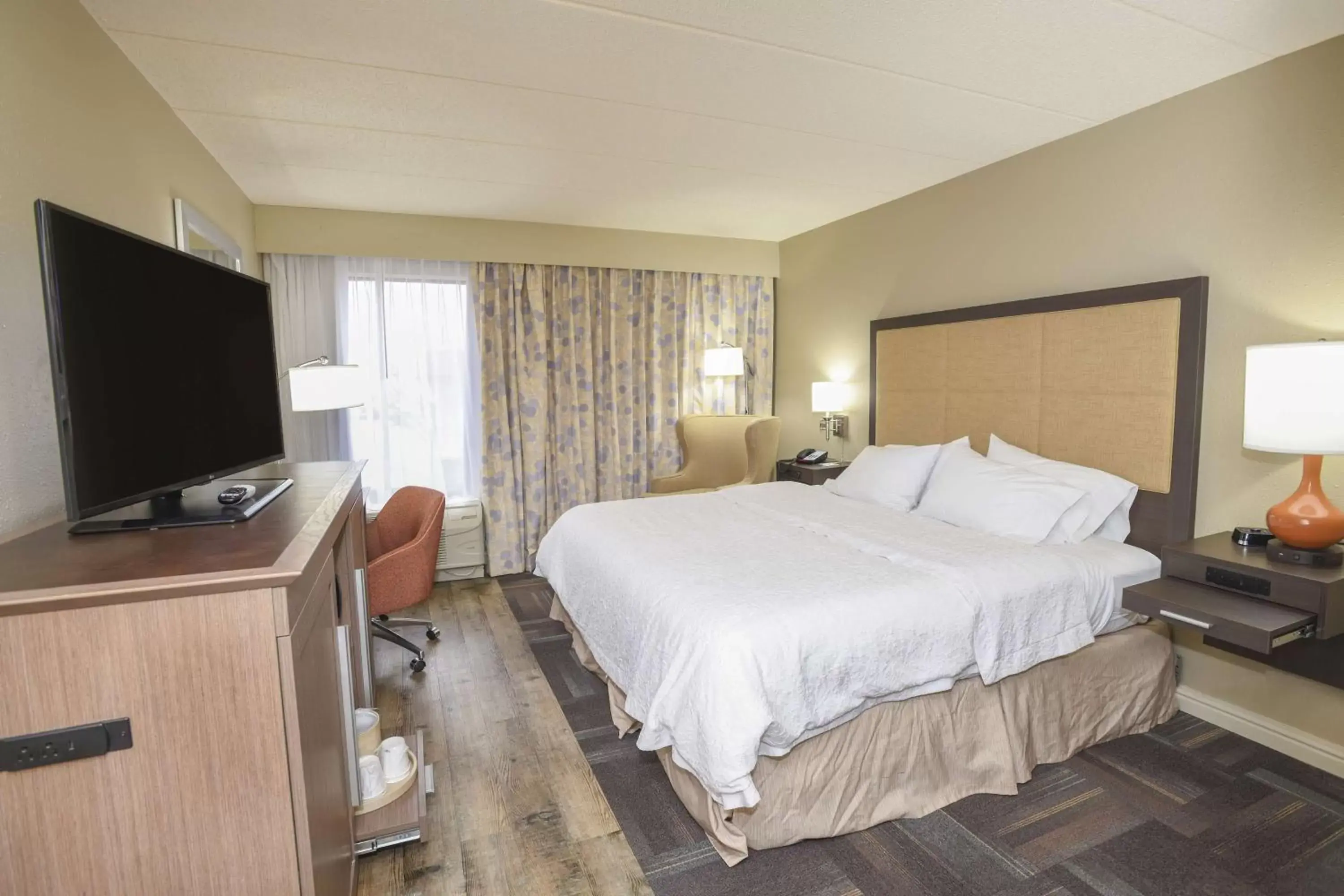 Bedroom, Bed in Hampton Inn Cincinnati Eastgate Bedroom, Bed in Hampton Inn Cincinnati Eastgate