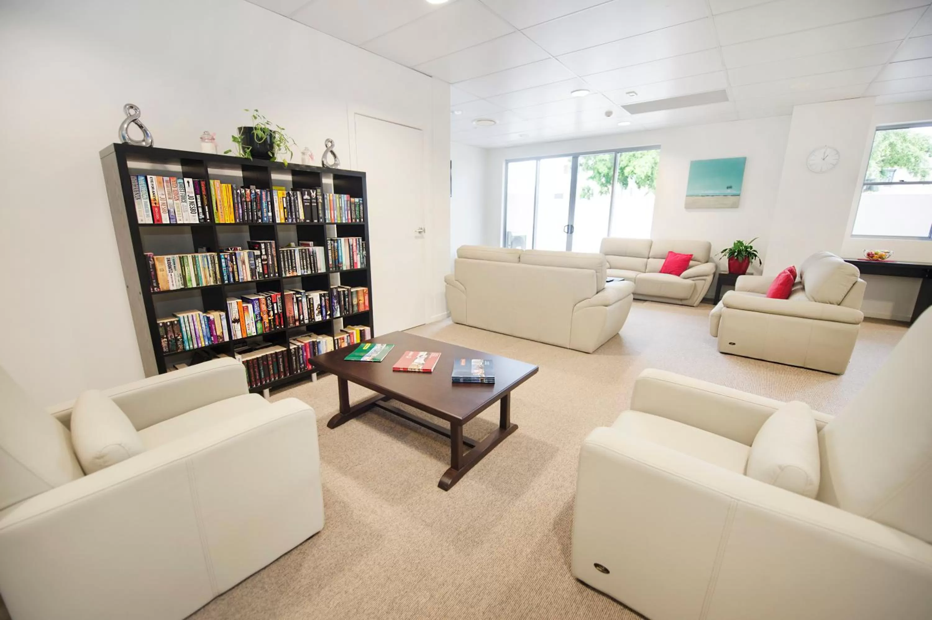 Communal lounge/ TV room in Gladstone City Central Apartment Hotel Official