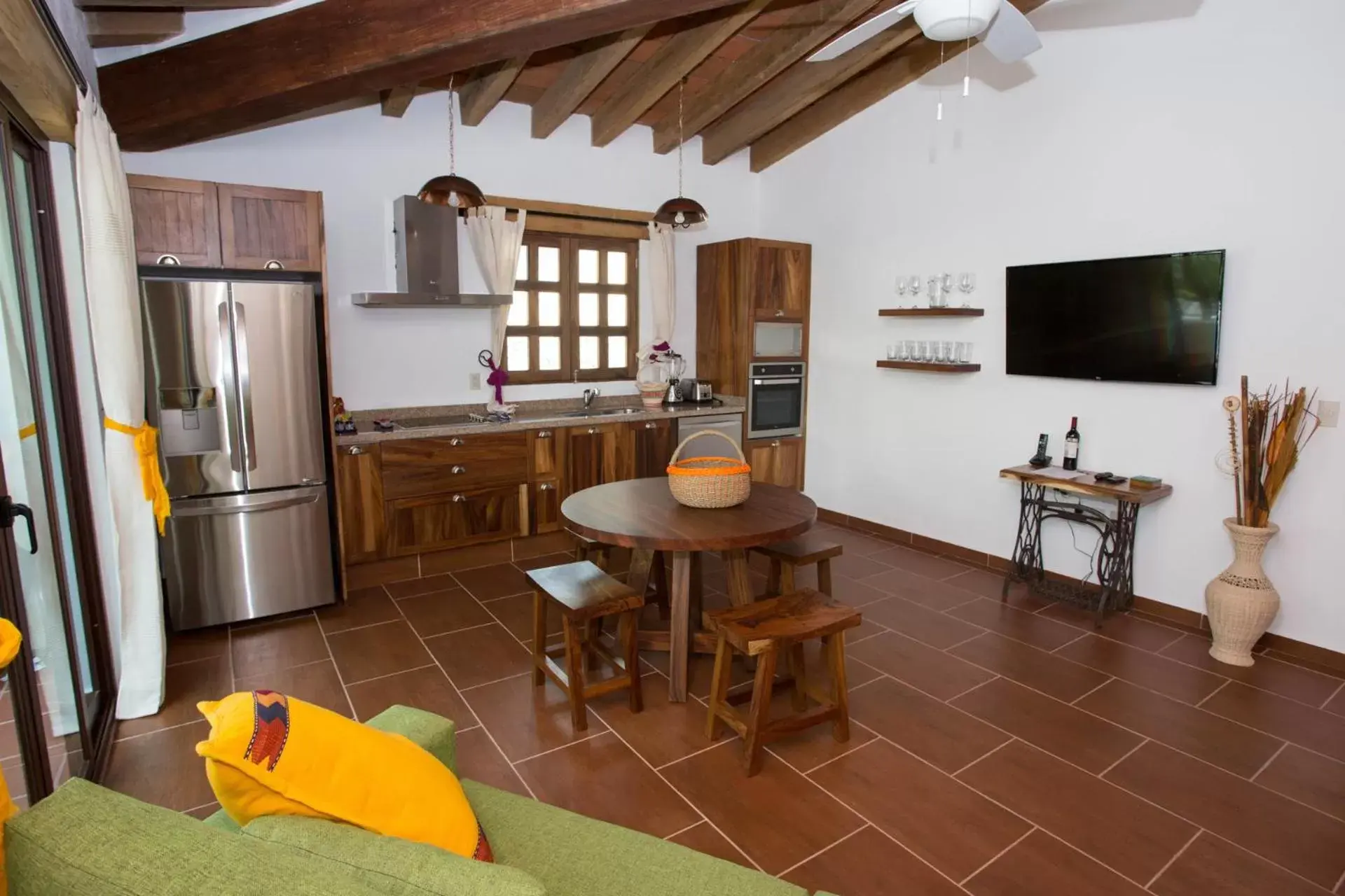 TV and multimedia, Kitchen/Kitchenette in Refugio del Mar Luxury Hotel Boutique